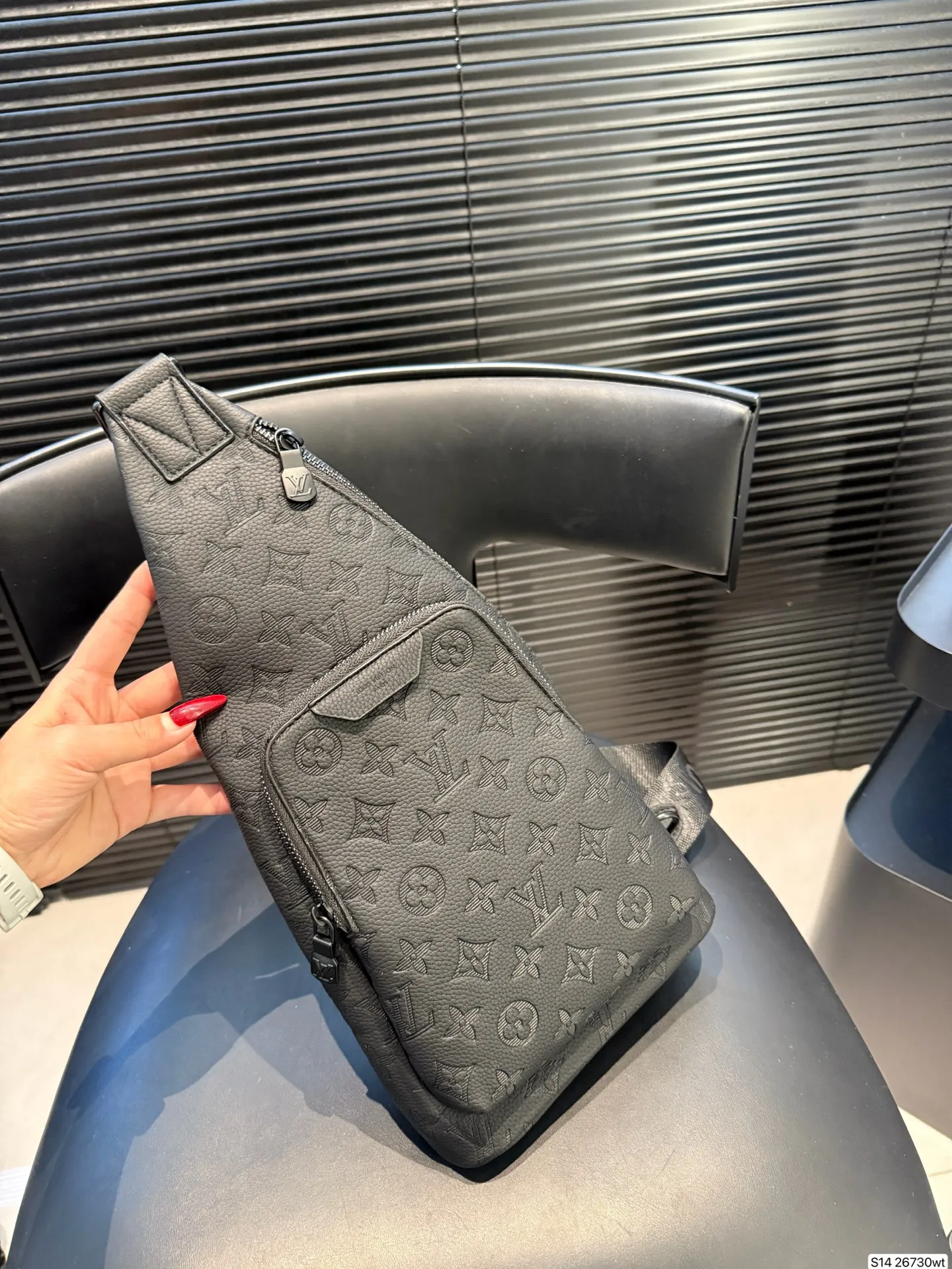 P120 商务精英的身份象征 | LV男包老花黑武士系列 在时尚与实用兼具的男士皮具领域，LV老花黑武士系列男包凭借卓越设计和精湛工艺脱颖而出，成为众多商务人士的心头好。 尺寸19 40 货号26730