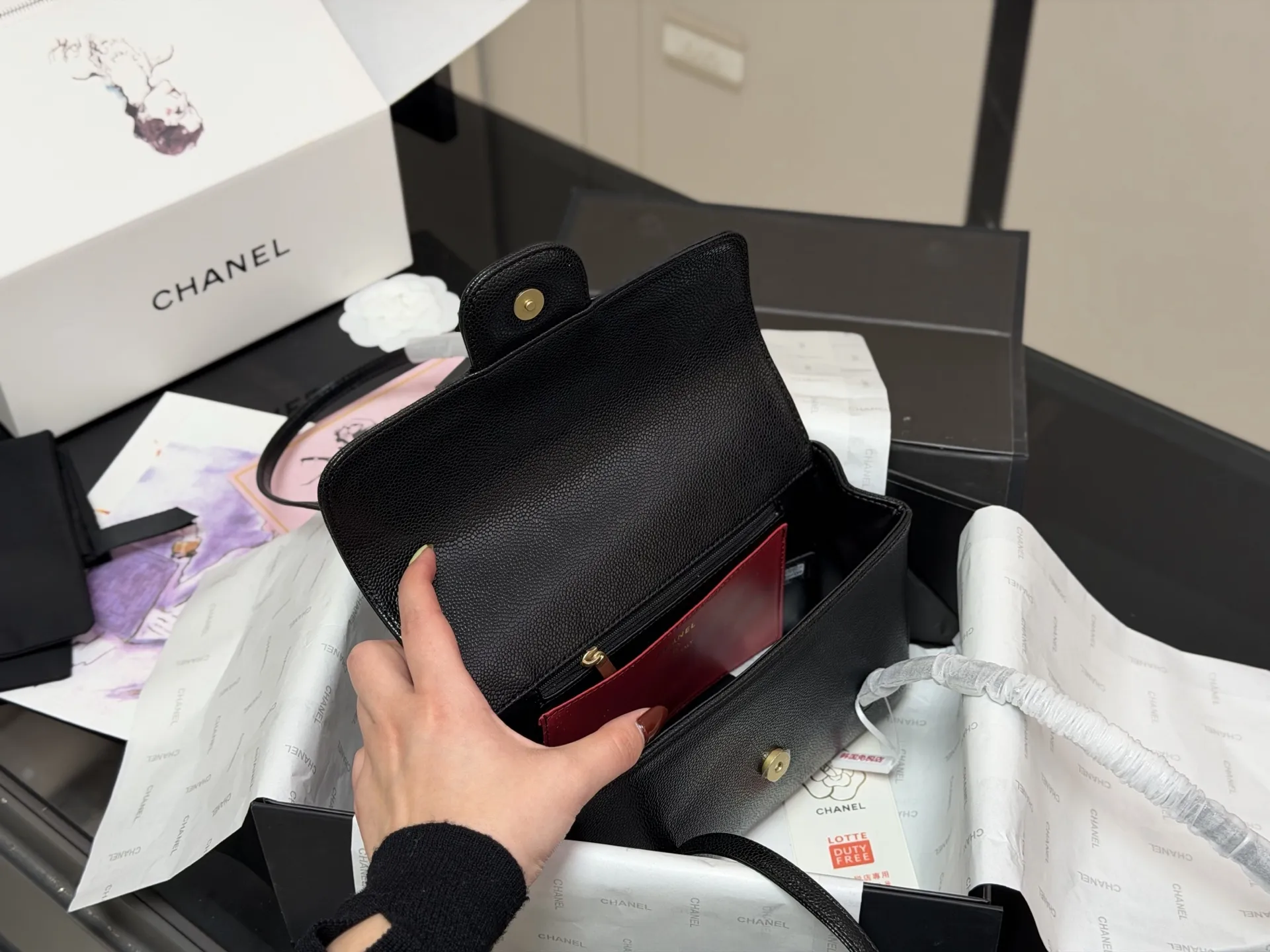 &yen;160 配折叠盒飞机盒 size：23*16cm 被Jennie带火的 香奈儿26C 口盖包 超挺包型！ 双 C锁扣一扣就是经典牌面~ 肩带长度刚好卡在腋下 容量塞得下手机+粉饼+口红，日常通勤/约会都能打