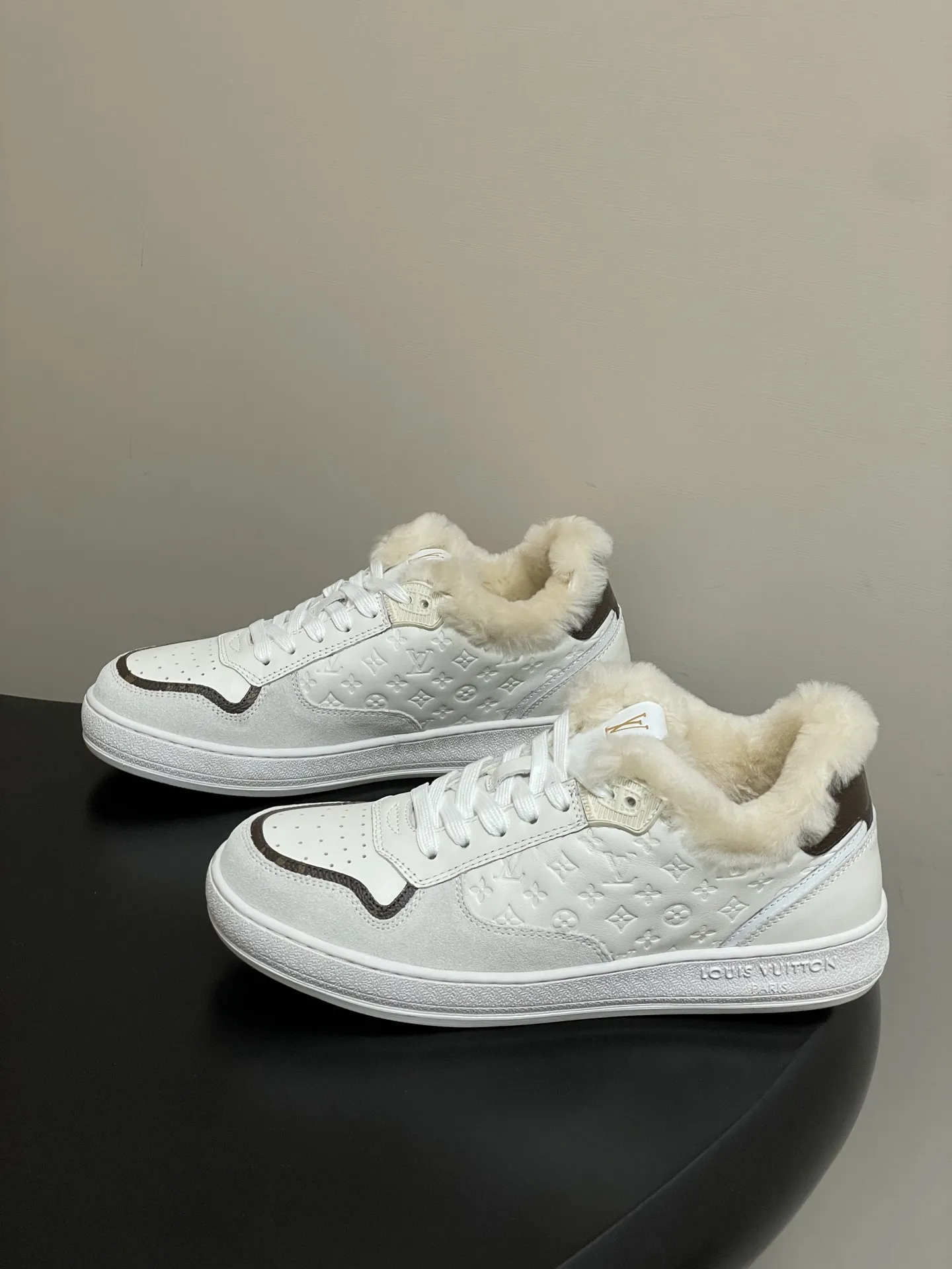p310-（配高档飞机盒✈️） 2026春夏新款 LOUIS VUITTON 路易威登 LV STADIUM 运动鞋 系带羊毛里休闲鞋老花板鞋 本款LVStadium运动鞋以 Monogram图案羊毛鞋面及舒适羊毛皮内衬塑造冬日构型。同色牛皮革再添雅致一笔。背面经典皮革饰边压印 路易威登标识，与柔软橡胶外底共筑潮流风范。 鞋面：牛反绒 内里垫脚：羊毛 鞋底：开模橡胶大底 码数：35-39（40.41定做不退换）