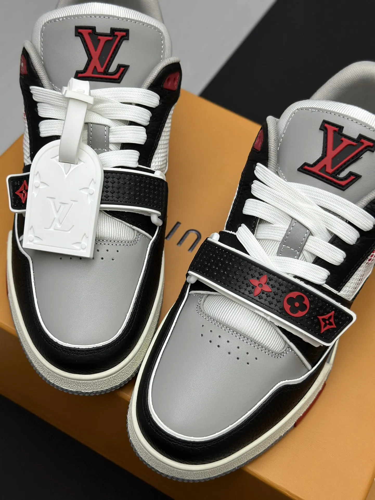 工厂直销¥300💰顶级版本 LV-路易威登-经典走秀新款 空胶工艺·原版1:1开发复刻!!上脚非常舒适 奢侈用料,做工精细,中底印有欧洲制造英文字母 鞋面由意大利进口小牛皮拼接,侧边饰有品牌LOGO标志及签名,最新乳胶垫脚➕网布内里,脚感超舒适。原厂特供原版双色TPU组合大底。套包工艺 固特异缝合锁边 面料:独家定制头层牛皮 配件:独家私模Vuitton 标识, 内里:定制丝滑网里-头层丝绸牛皮内里 大底:TPU组合大底耐磨防滑防黄 垫脚:新款乳胶垫-网纱吸汗 专柜工艺:全电脑针车拉线 鞋头 后套 冷热定型 全套拉帮套楦中低logo花纹 专柜包装 -鞋带 证书 卡片 说明书 合格证 防尘袋 全网最齐包装 女款35-40男款38-46(38/46订做不退换!