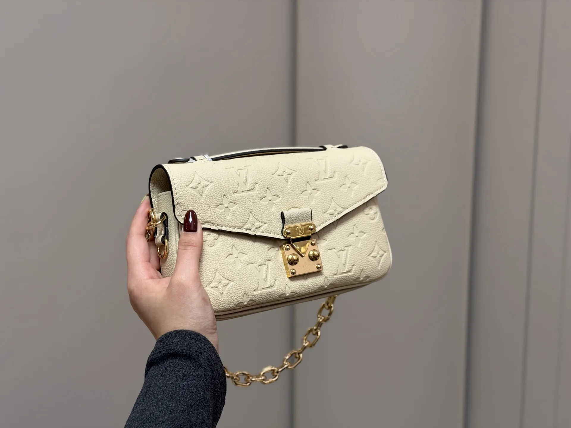 ¥200 配折叠盒 最新尺寸 :21×6×13cm Lv高品质 ‼️性价比超高 ‼️ 一定要好好看细节看五金看材质 新款邮差小号 East west 〰️ 配置链条和皮肩带⚠️