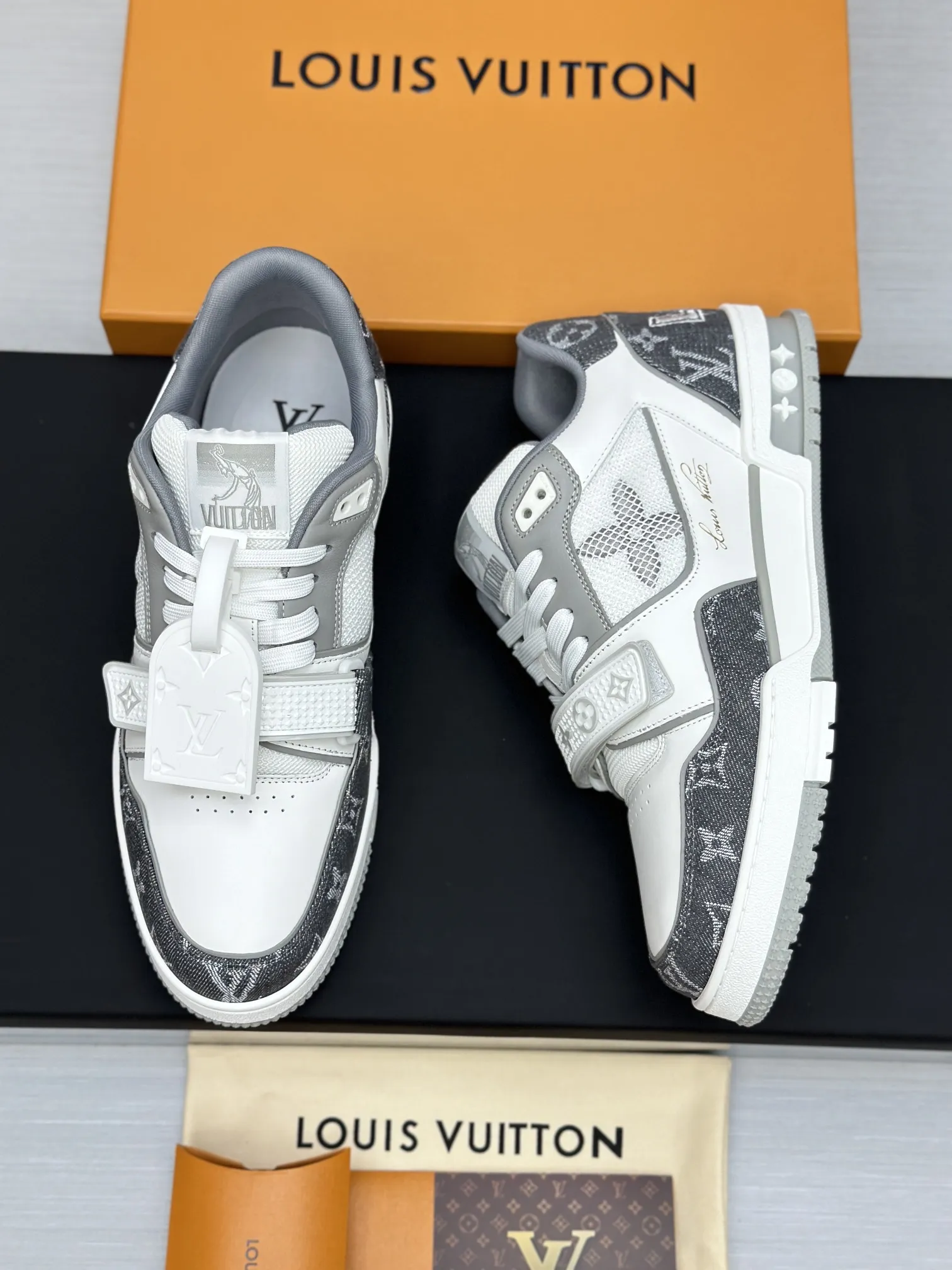 工厂直销¥300💰顶级版本 LV-路易威登-经典走秀新款 空胶工艺·原版1:1开发复刻!!上脚非常舒适 奢侈用料,做工精细,中底印有欧洲制造英文字母 鞋面由意大利进口小牛皮拼接,侧边饰有品牌LOGO标志及签名,最新乳胶垫脚➕网布内里,脚感超舒适。原厂特供原版双色TPU组合大底。套包工艺 固特异缝合锁边 面料:独家定制头层牛皮 配件:独家私模Vuitton 标识, 内里:定制丝滑网里-头层丝绸牛皮内里 大底:TPU组合大底耐磨防滑防黄 垫脚:新款乳胶垫-网纱吸汗 专柜工艺:全电脑针车拉线 鞋头 后套 冷热定型 全套拉帮套楦中低logo花纹 专柜包装 -鞋带 证书 卡片 说明书 合格证 防尘袋 全网最齐包装 女款35-40男款38-46(38/46订做不退换!