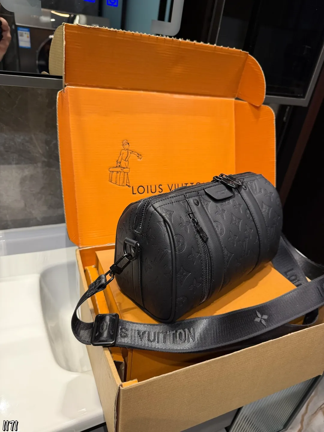 ❤️P130❤️ LV男包老花黑武士系列合集商务精英的身份象 LV男包老花黑武士系列合集商务精英的身份象征|LV男包老花黑武士系列在时尚与实用兼具的男士皮具领域,LV老花黑武士系列男包凭借卓越设计和精湛工艺脱颖而出,成为众多商务人士的心头好。尺寸25 15cm