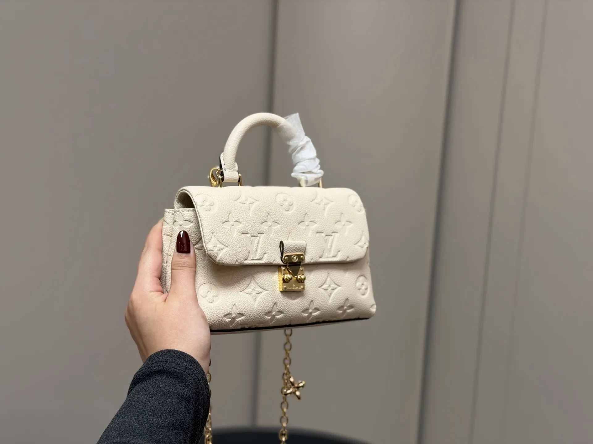 &yen;145 迷你 配盒 size：21*11cmcm Lv nano madeleine 迷你玛德琳回归 公主包 配置两截链条！随意diy哦！ 全粒纹Taurillon牛皮裁制