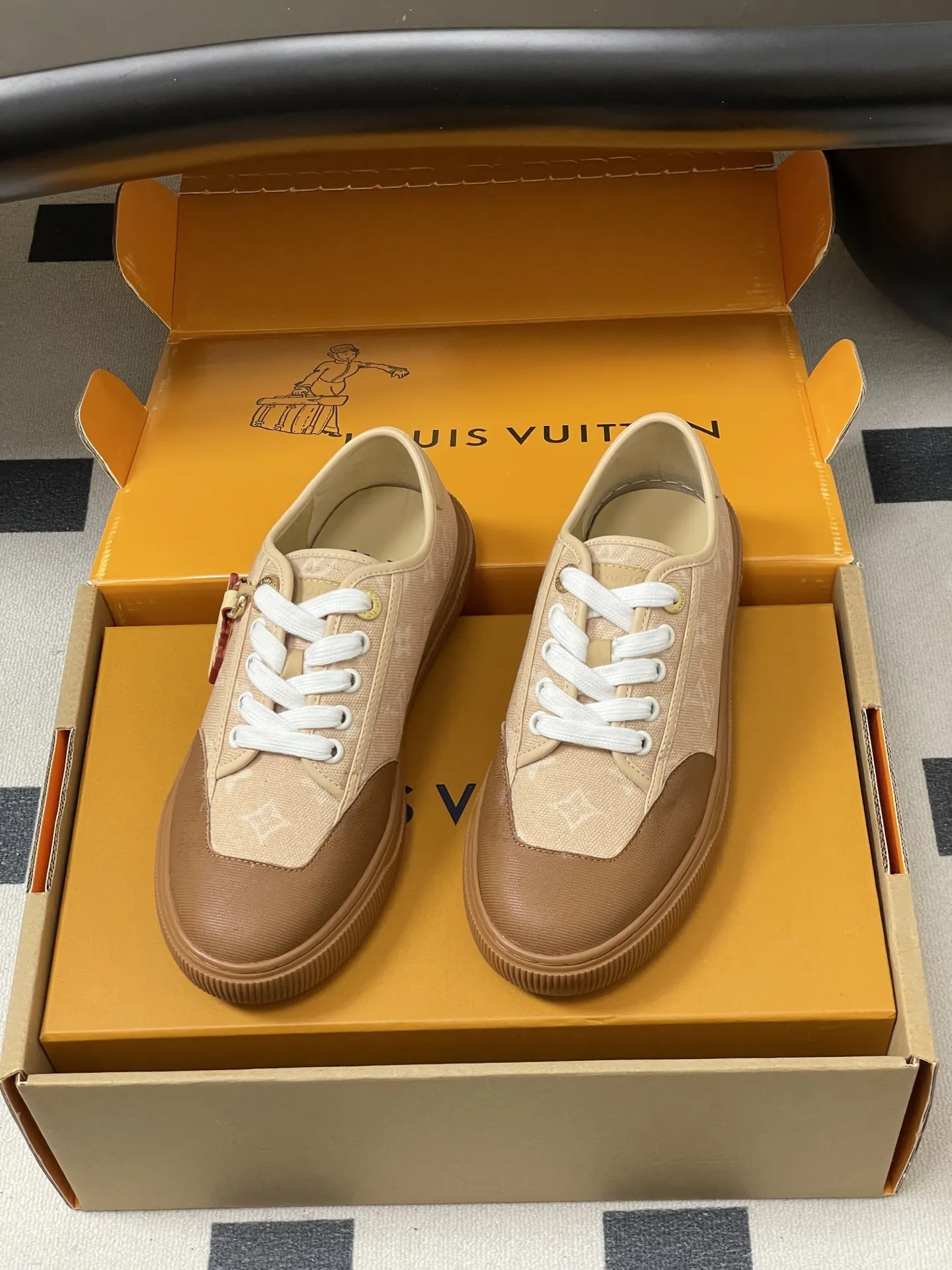 p290-（配高档飞机盒✈️） 2026春夏新款 LOUIS VUITTON 路易威登 Lv Lagoon运动鞋系列LV&Grace联名款猫猫鞋丹宁布刺绣系带休闲运动鞋Catogram板鞋 这款Lagoon 运动鞋取材 Monogram 丹宁布，为经典设计注入复古气息。皮革饰边跃现路易威登标识，铭纹孔眼、镶边和鞋带彰显考究细节，点缀 Monogram 花卉的橡胶外底完善整体。 鞋面：定制丹宁布刺绣 内里垫脚：羊皮 鞋底：开模橡胶大底 码数：35-39（40.41定做不退换）