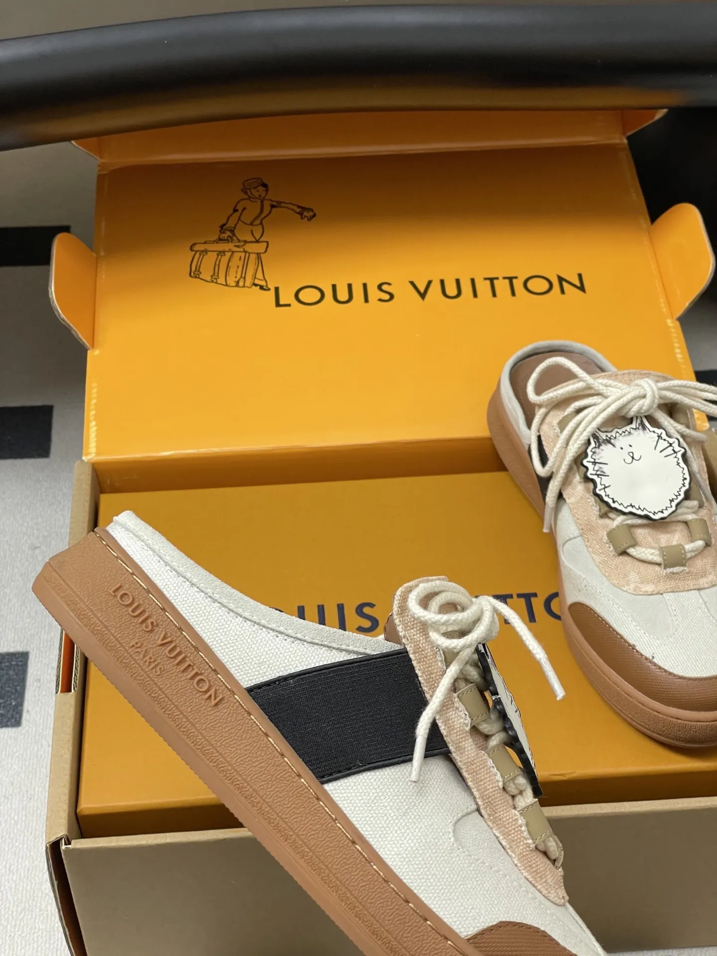 p310-（配高档飞机盒✈️） 2026春夏新款 LOUIS VUITTON 路易威登 LV Grace Coddington / 联名款猫猫Catogram系列 Lous露跟运动鞋系带包头穆勒厚底半拖鞋 LV与Grace Coddington联名的猫猫系列半拖鞋，米白+棕色拼接，麂皮和织物材质，鞋面有猫咪挂饰超可爱！ 本款Lous露跟运动鞋携Monogram压纹绒面牛皮革重回视野，为加垫鞋舌压印路易威登标识，与双鞋带一道展露滑板鞋的灵感启发。便 捷穿脱的设计升级舒适体验。 鞋面：定制布料拼接牛反绒 内里垫脚：羊皮 鞋底：开模橡胶大底 码数：女35-39（40.41定做不退换）