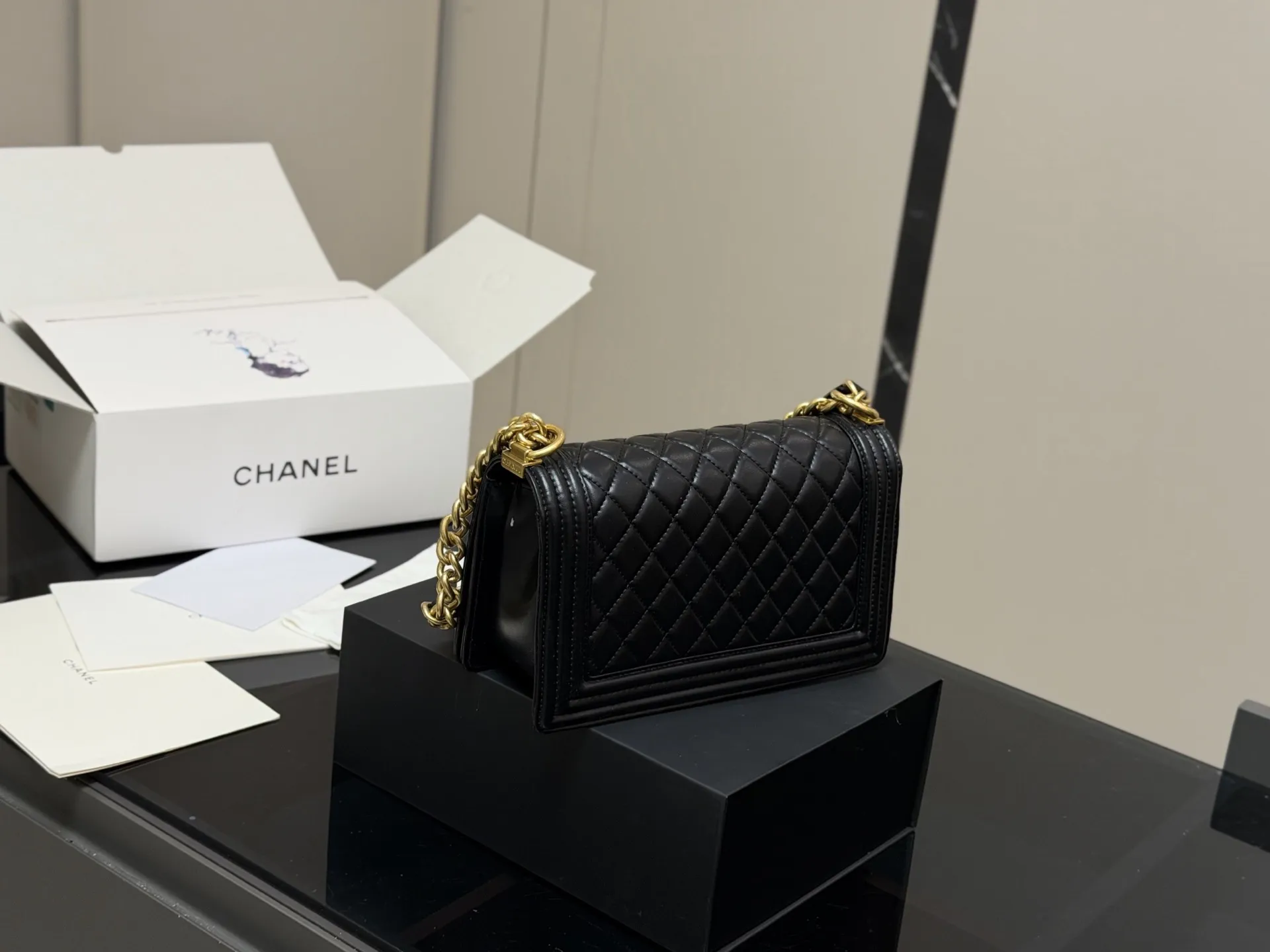 &yen;180 &yen;175 配折叠盒飞机盒 size：25cm 20cm 香奈儿 Leboy 辣妈包 ⚠️高版本 重新出货 很饱满的皮质哦！ 羊皮纹 高品质！