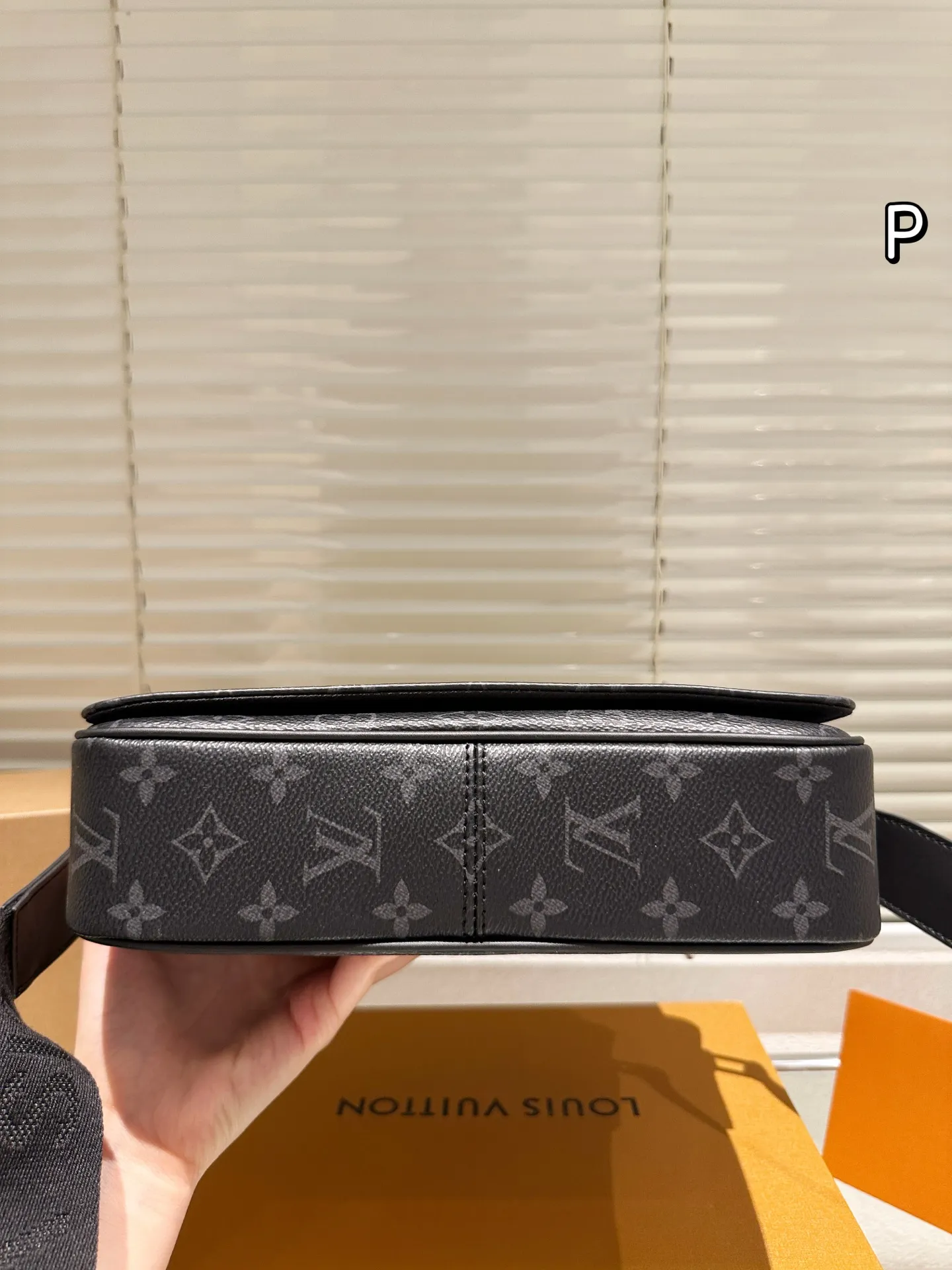 P165 礼盒🎁 男包分享lv 单肩包 目路易威登LouisVuitton比起非常火。的双扣邮差包这一款lv男士单肩包可以说非常低调了國 尺寸: District PM 老花的,这款呢低调稳重,日常休闲也搭得来也可斜 25.21cm