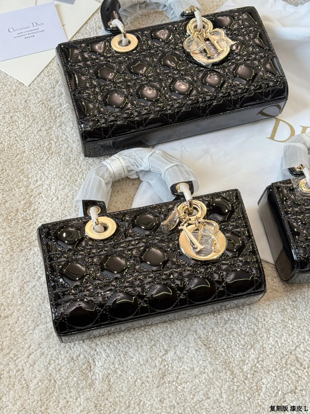 复刻版 漆皮 p205/p200/p195 Dior D-Joy 漆皮横版戴妃包 Dior D-Joy漆皮横版戴妃包，黑色漆皮+藤格纹绗缝，浅金色D.1.0.R吊饰超有辨识度。横版设计，26x13.5x5cm约26x13.5x5cm，配可拆卸链条肩带和皮革肩带，手提、肩背、斜挎都OK！漆皮耐磨易清洁，日常通勤或正式场合都能轻松驾驭，优雅又实用，是Dior经典系列的时髦代表 26x13.5x5cm 26cm 23cm 17cm