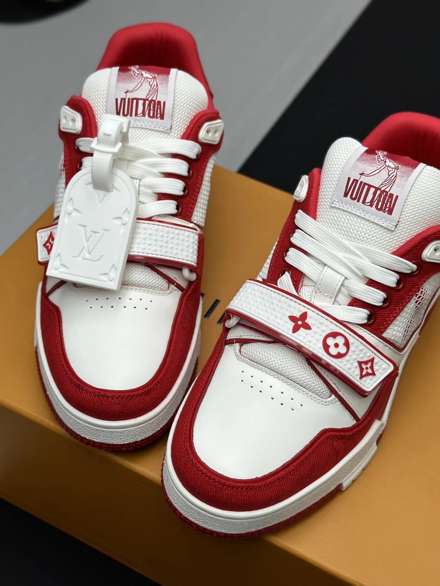 工厂直销¥300💰顶级版本 LV-路易威登-经典走秀新款 空胶工艺·原版1:1开发复刻!!上脚非常舒适 奢侈用料,做工精细,中底印有欧洲制造英文字母 鞋面由意大利进口小牛皮拼接,侧边饰有品牌LOGO标志及签名,最新乳胶垫脚➕网布内里,脚感超舒适。原厂特供原版双色TPU组合大底。套包工艺 固特异缝合锁边 面料:独家定制头层牛皮 配件:独家私模Vuitton 标识, 内里:定制丝滑网里-头层丝绸牛皮内里 大底:TPU组合大底耐磨防滑防黄 垫脚:新款乳胶垫-网纱吸汗 专柜工艺:全电脑针车拉线 鞋头 后套 冷热定型 全套拉帮套楦中低logo花纹 专柜包装 -鞋带 证书 卡片 说明书 合格证 防尘袋 全网最齐包装 女款35-40男款38-46(38/46订做不退换!