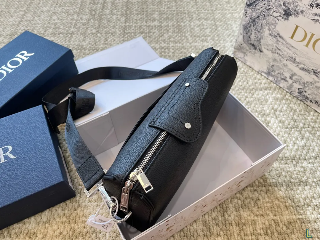 ¥180折叠盒 迪奥 Dior Oblique斜挎包 属于是一看就看上的类型 这款包是男包 靈但是男生女生都可以背 非常的百搭 可以适用于正式、休闲的场合 真的让我无法抗拒 尺寸29 22