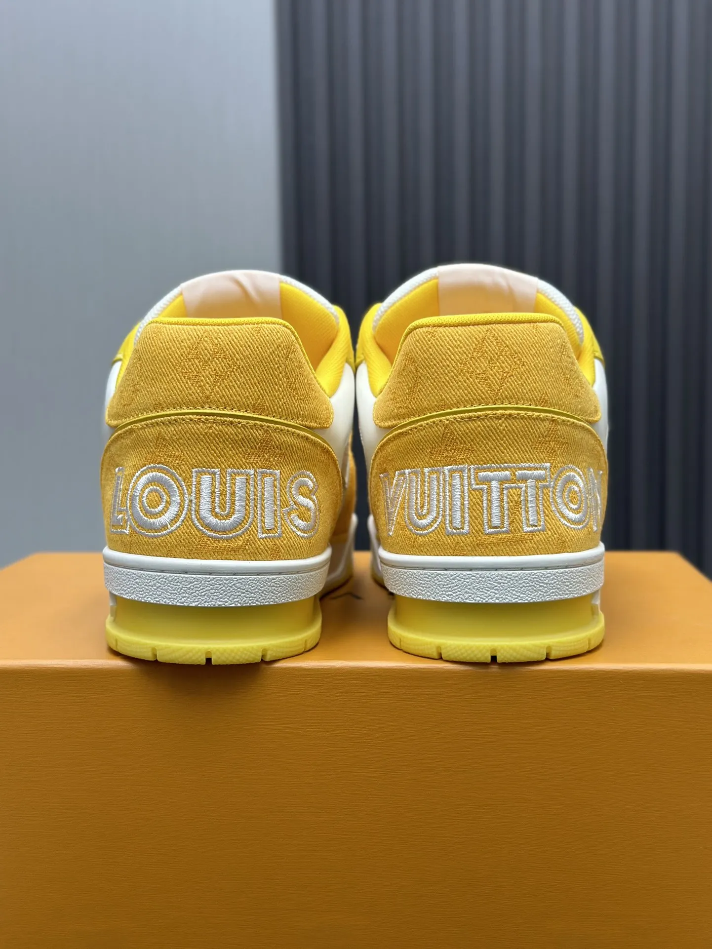 工厂直销&yen;300💰顶级版本 LV-路易威登-经典走秀新款 空胶工艺&middot;原版1：1开发复刻！！上脚非常舒适 奢侈用料，做工精细，中底印有欧洲制造英文字母 鞋面由意大利进口小牛皮拼接，侧边饰有品牌LOGO标志及签名，最新乳胶垫脚➕网布内里，脚感超舒适。原厂特供原版双色TPU组合大底。套包工艺 固特异缝合锁边 面料:独家定制头层牛皮 配件:独家私模Vuitton 标识， 内里:定制丝滑网里-头层丝绸牛皮内里 大底:TPU组合大底耐磨防滑防黄 垫脚:新款乳胶垫-网纱吸汗 专柜工艺:全电脑针车拉线 鞋头 后套 冷热定型 全套拉帮套楦中低logo花纹 专柜包装 -鞋带 证书 卡片 说明书 合格证 防尘袋 全网最齐包装 女款35-40男款38-46（38/46订做不退换！