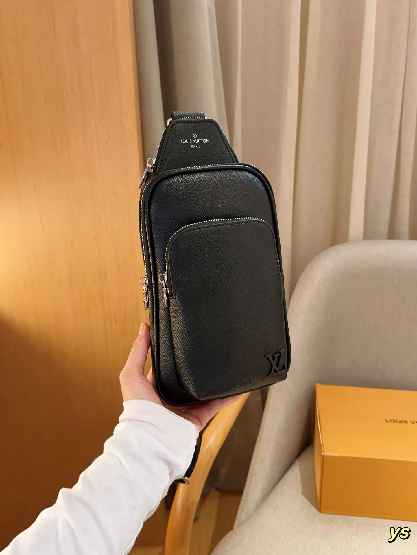 💰135 LV/路易威登 男包 Avenue PM 经典男士胸包 尺寸16&times;31&times;4 礼盒包装🎁