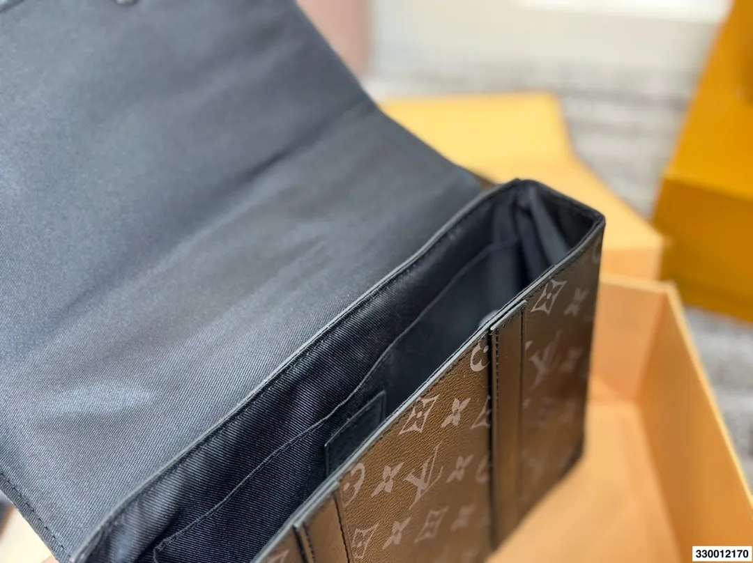 P130 折叠盒子 中古LV 新款男士邮差包,很酷的LV男包来喽看起来十分时尚且年轻。斜挎也不显大当收纳空间真心不错,拿取东西时十分方便当肩带可以自由调节长度,任何身高都没问题 尺寸:25.19