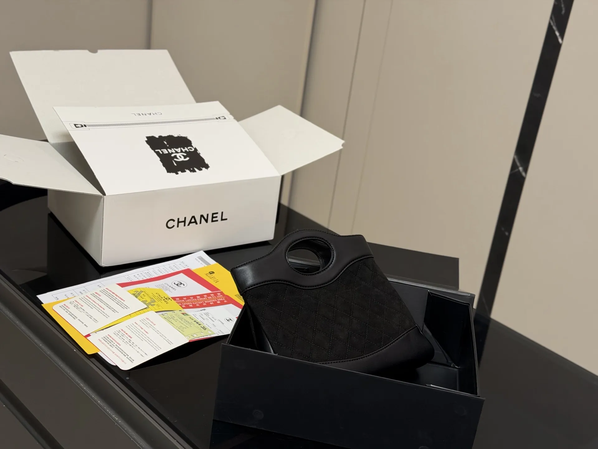 ¥175 配折叠盒飞机盒 size:23*19cm 香奈儿 值得入手的31bagmini Chanel又又又复刻了 新款31bag出了minisize 这谁顶得住! 小香真爱粉必入啊! 一包难求!