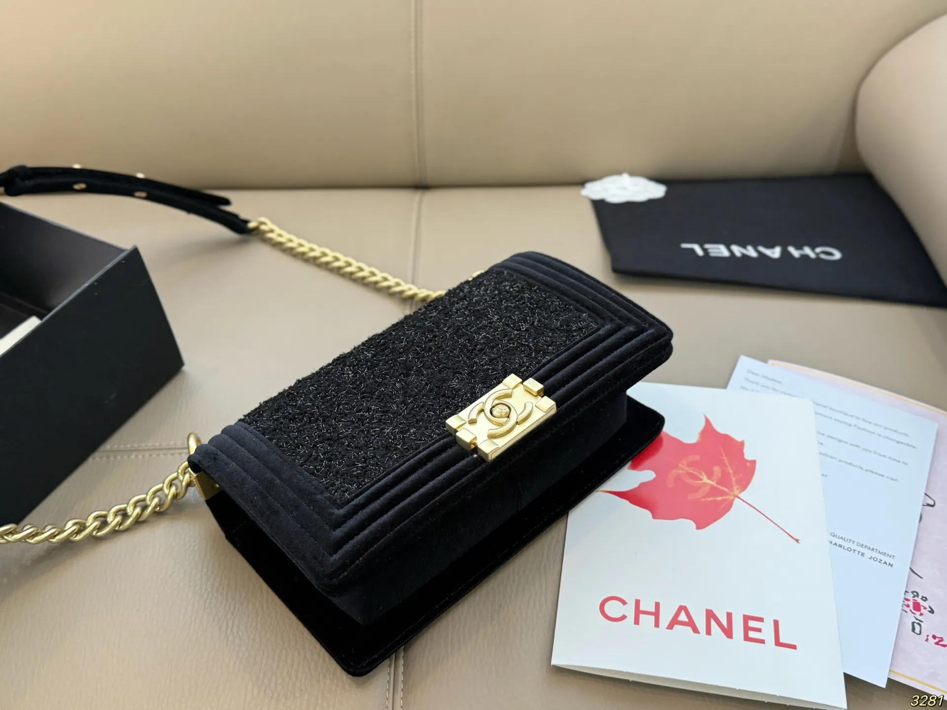 &yen;175折叠盒 香奈儿辣妈包 Chanel Leboy满满的小香风 可爱飒酷女孩必备 超级抢眼 Chanel 真叫人无法抗拒 尺寸：25 14