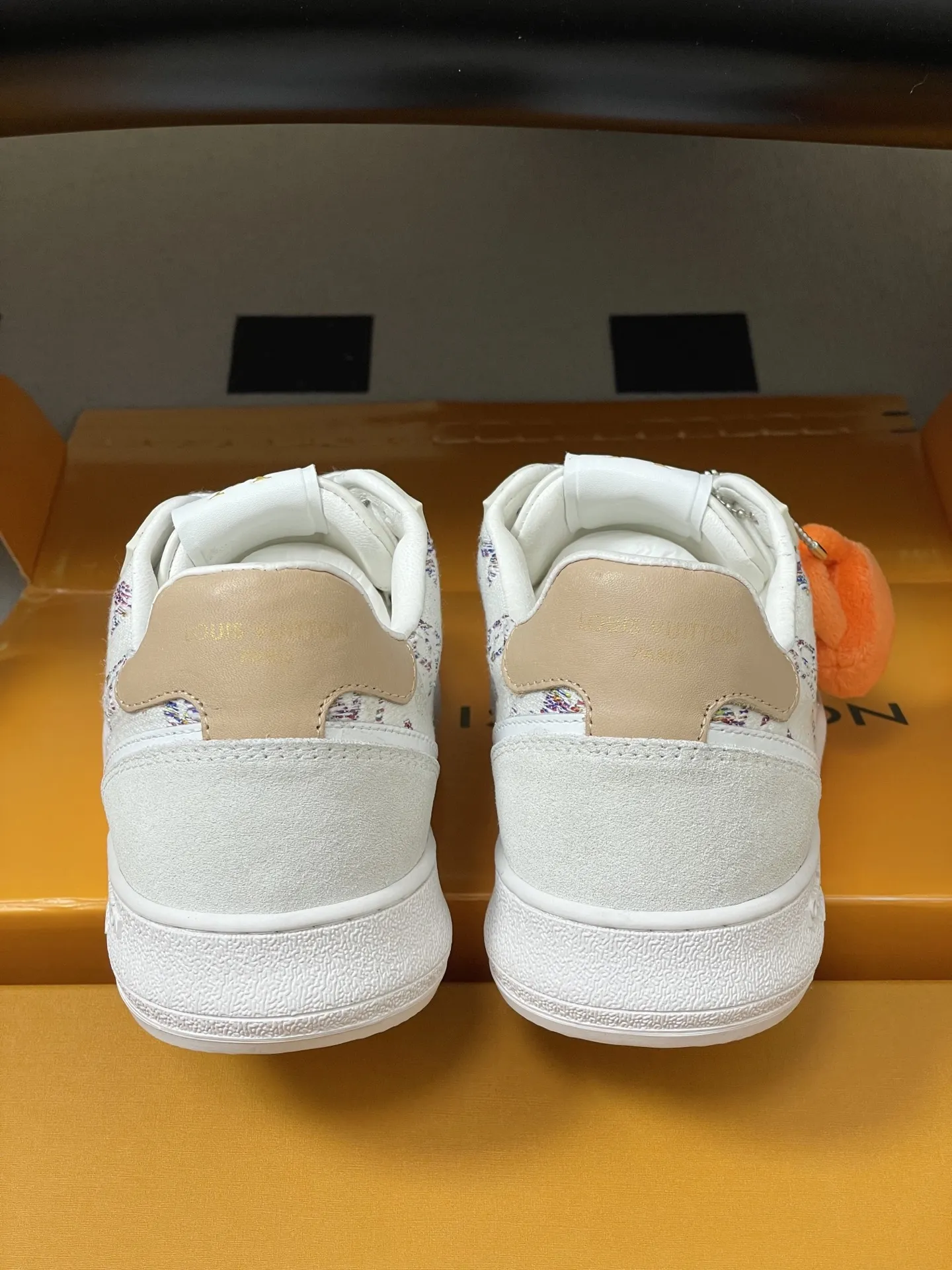 p310-(配高档飞机盒✈️) 2026春夏新款 LOUIS VUITTON 路易威登 LV STADIUM 运动鞋 系带休闲鞋老花板鞋 LVStadium运动鞋为柔软牛皮革局部压印 Monogram图案,再现复古设计风潮。Monogram 帆布饰边和鞋头镂孔汇聚工致细节,鞋舌饰以LV字母标签,外底抒写路易威登标识。 鞋面:牛反绒 内里垫脚:羊皮 鞋底:开模橡胶大底 码数:35-39(40.41定做不退换)