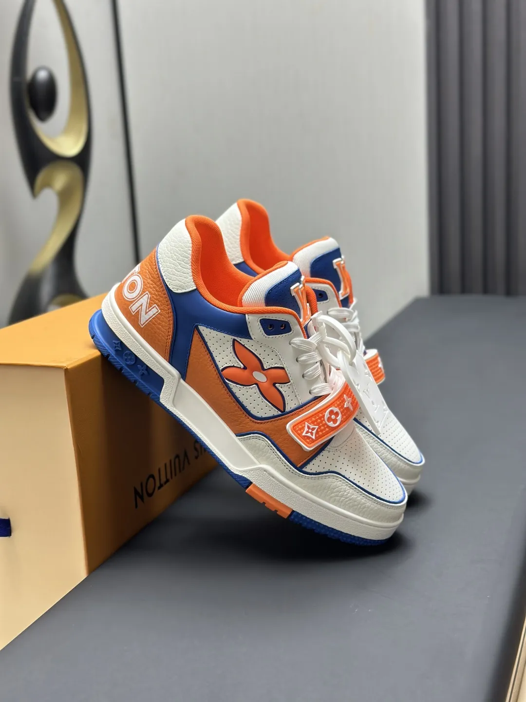 工厂直销&yen;300💰顶级版本 LV-路易威登-经典走秀新款 空胶工艺&middot;原版1：1开发复刻！！上脚非常舒适 奢侈用料，做工精细，中底印有欧洲制造英文字母 鞋面由意大利进口小牛皮拼接，侧边饰有品牌LOGO标志及签名，最新乳胶垫脚➕网布内里，脚感超舒适。原厂特供原版双色TPU组合大底。套包工艺 固特异缝合锁边 面料:独家定制头层牛皮 配件:独家私模Vuitton 标识， 内里:定制丝滑网里-头层丝绸牛皮内里 大底:TPU组合大底耐磨防滑防黄 垫脚:新款乳胶垫-网纱吸汗 专柜工艺:全电脑针车拉线 鞋头 后套 冷热定型 全套拉帮套楦中低logo花纹 专柜包装 -鞋带 证书 卡片 说明书 合格证 防尘袋 全网最齐包装 女款35-40男款38-46（38/46订做不退换！