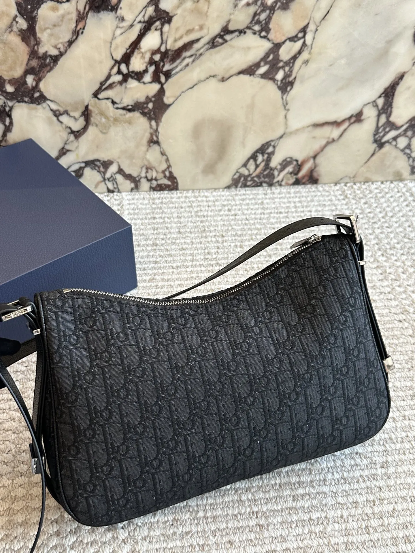 p175 Dior D-Dream Oblique手袋​​ 💙Dior D-Dream Oblique手袋，经典蓝色Oblique印花+光滑牛皮革，简约复古又超有辨识度✨。中号尺寸，肩带可调节，手提、单肩、斜挎都OK，通勤日常都能轻松驾驭。内部空间合理，手机、化妆品都能装下，轻便易打理，时尚实用两不误！D-Dream系列是Dior近年超火的热门款，时髦精们必入！👜35cm配盒子