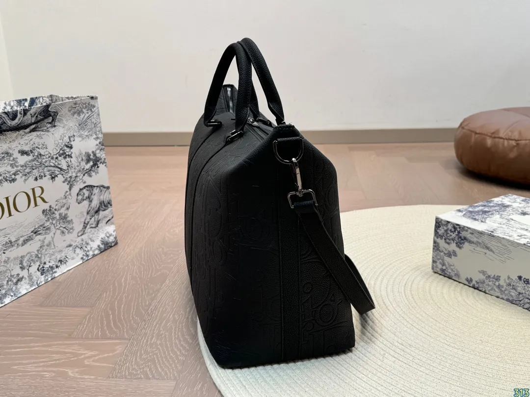 ¥340 迪奥Dior男士公文包 格调满满,自带一股低调沉稳儒雅的气息! 版型挺阔,很有型!越用越有沉淀的味道! 更加低调、沉稳!! 可单肩可斜挎,不分年龄不分身高!实用百搭!尺寸:40 30