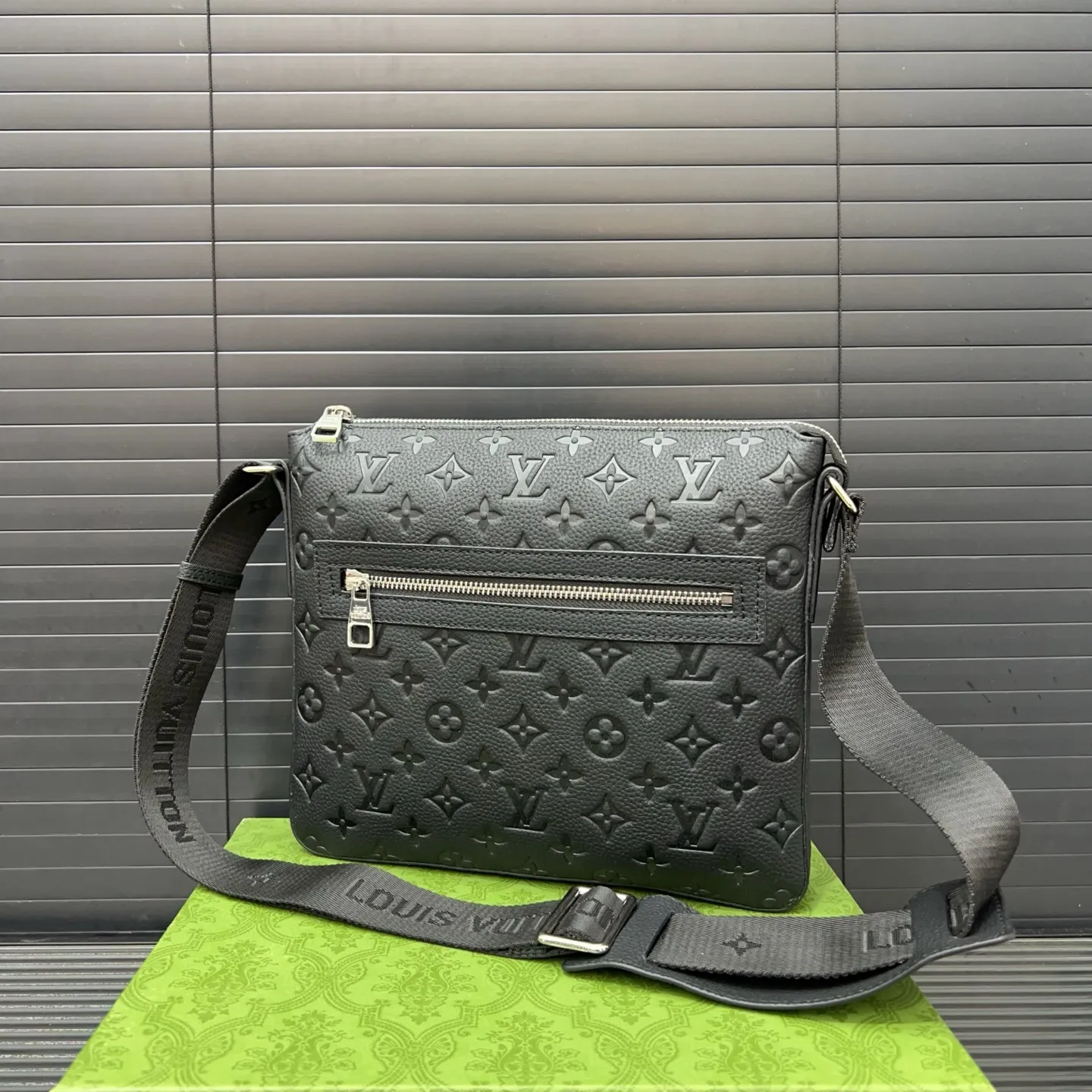 P165 Louisvuitton 路易威登 牛皮单肩包 男包 斜挎包 采用精湛镶嵌细工,经典百搭 实物拍摄 原厂原版面料 高端品质 配送防尘袋 23 x 25cm。