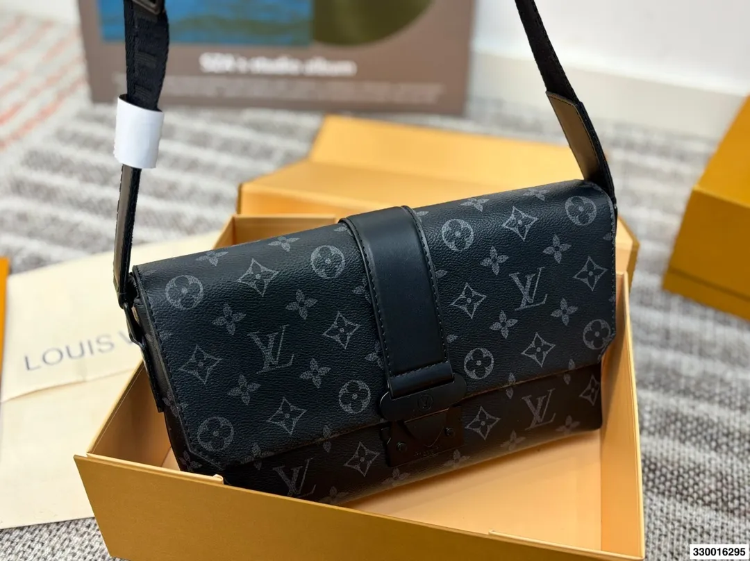 P145配折叠盒⚠️尺寸28.18 LV S Cape黑武士邮差包 日常通勤实用款，磁吸开合 高级又炫酷，就是硬帅 而且黑色很百搭，日常怎么搭配都不会出错 容量很nice，自重也很轻便 肩带也可以调节的哦！