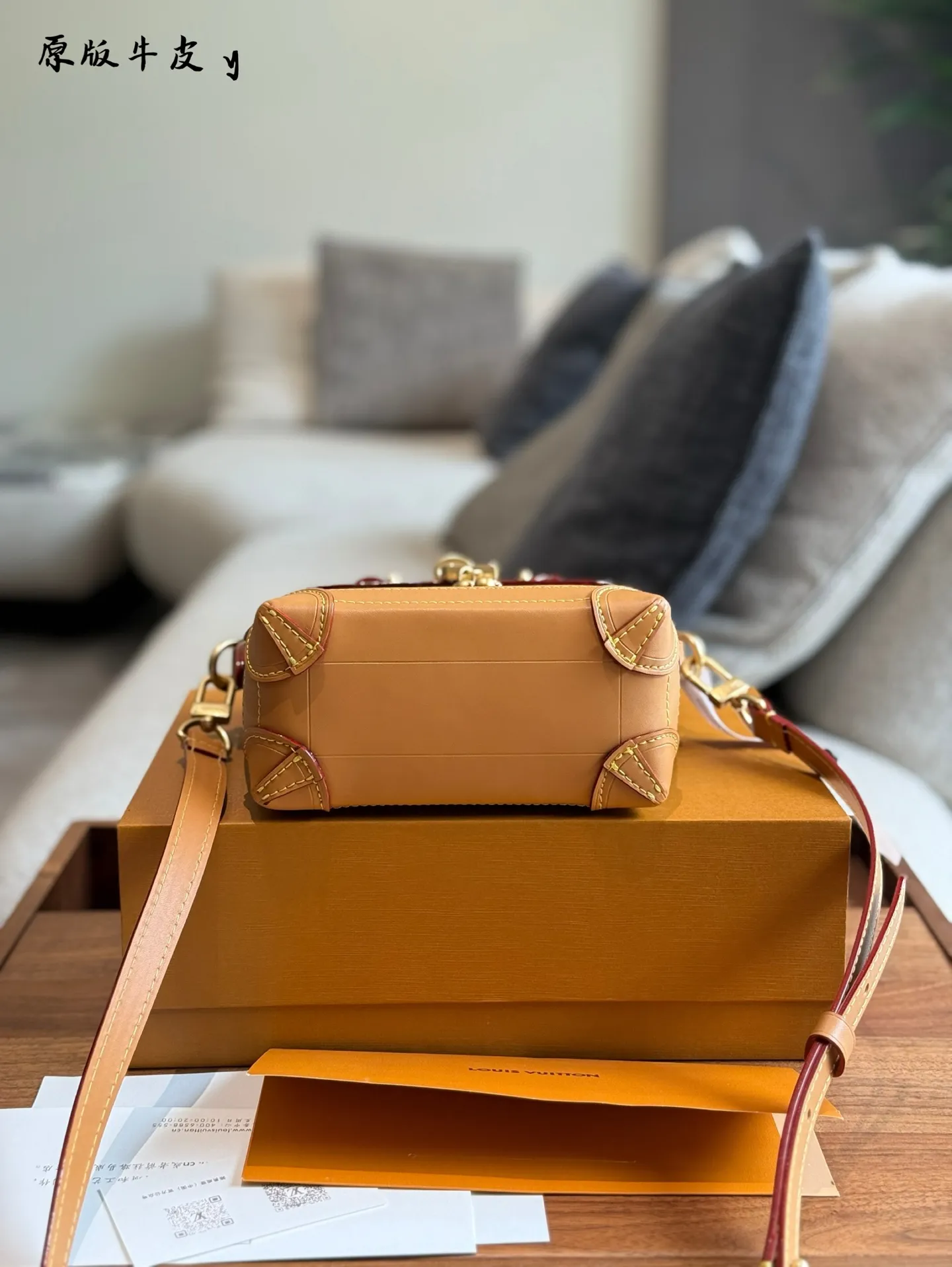 p215 Lv新款男包这两个色都好好看 Pharrell Williams采用LV Colorado粒面牛皮革打造 Steamer 15手袋,以紧凑构型实现便捷随行。正面锁扣镂 刻Louis YuittonMarque Deposee标识,与珠链设计相得益彰。系上可调节皮革肩带,肩背斜挎随心切换。本款 Steamer 15手袋令钱夹尺寸呈现Steamer手袋的潮流构型,再以顶部手柄、加固包角和底座延续传统元素,展现 Pharrell Williams的灵动巧思。非功能性挂锁抒写Louis . VuittonMarque Deposee标识,取代系列一贯的链条与饰针开合。 尺寸: 16.5x20x 8.5厘米(长度x高x宽)