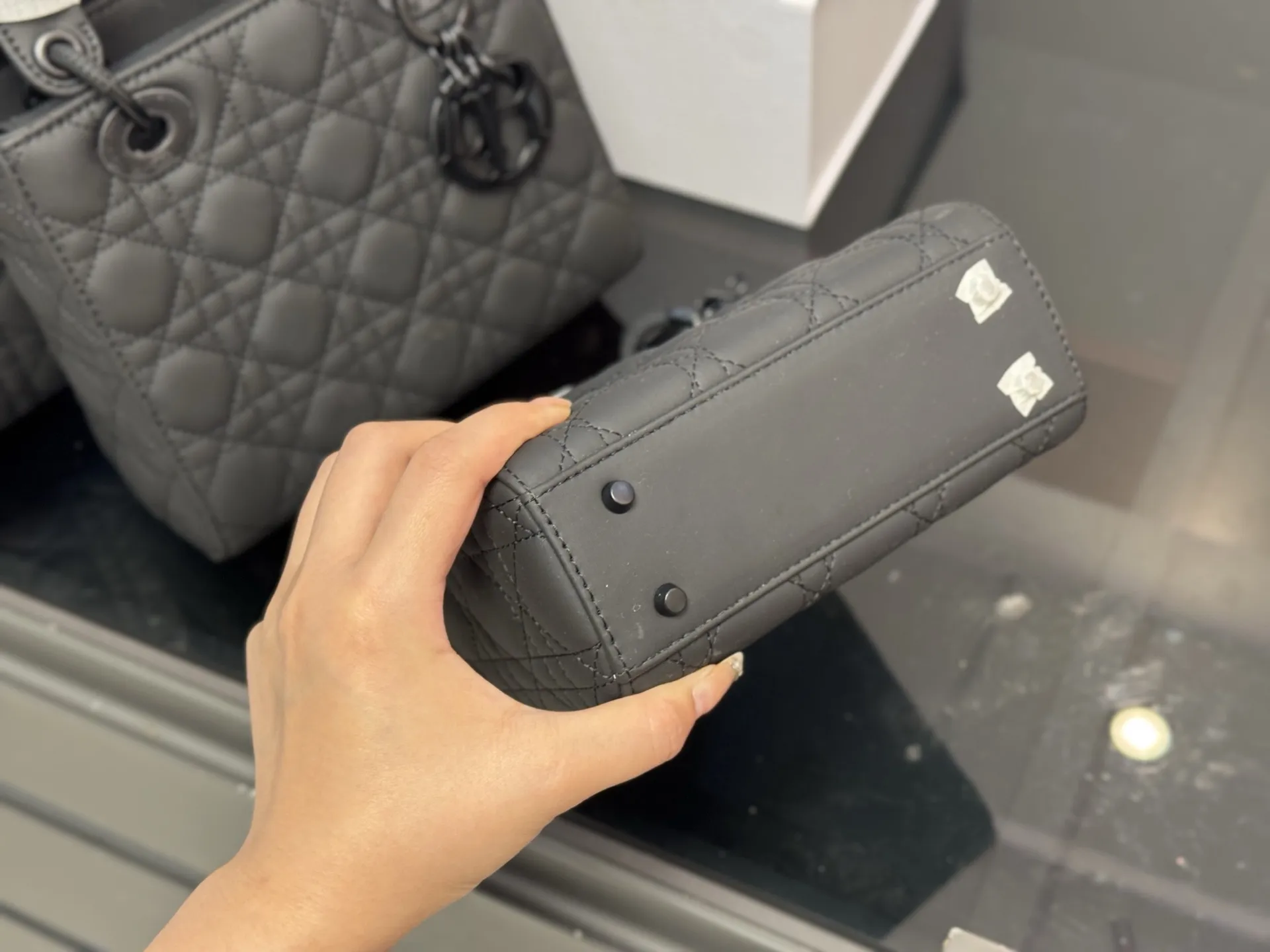 &yen;200 &yen;190 &yen;185 配折叠盒 尺寸：24*20cm 20*18cm 17*13cm 高品版.升级出货 ✅ 迪奥 戴妃磨砂 每个颜色真的太好看啦 春节是不是都需要它！