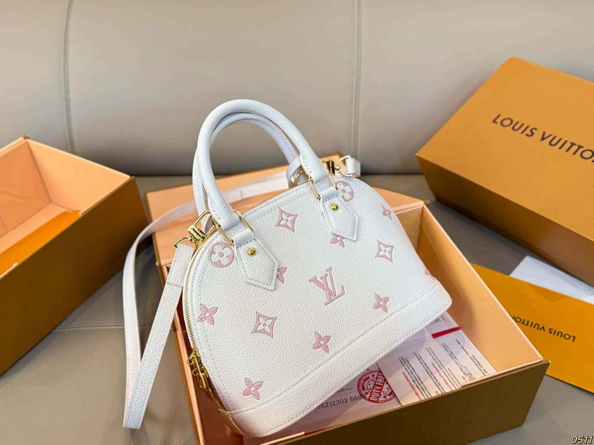 ¥145折叠盒 LV新款贝壳包 很高级可盐可甜 极致美感 绝美女孩就是你 尺寸24 17