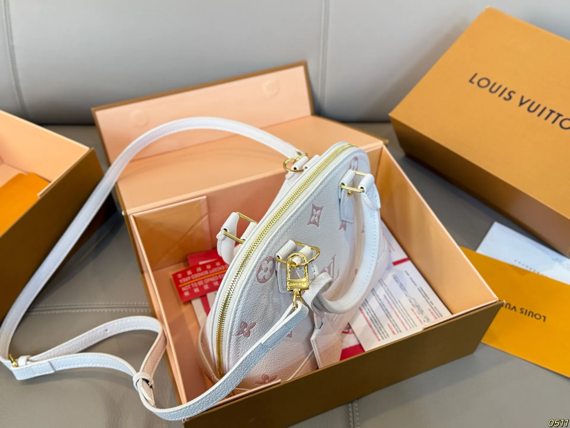 ¥145折叠盒 LV新款贝壳包 很高级可盐可甜 极致美感 绝美女孩就是你 尺寸24 17