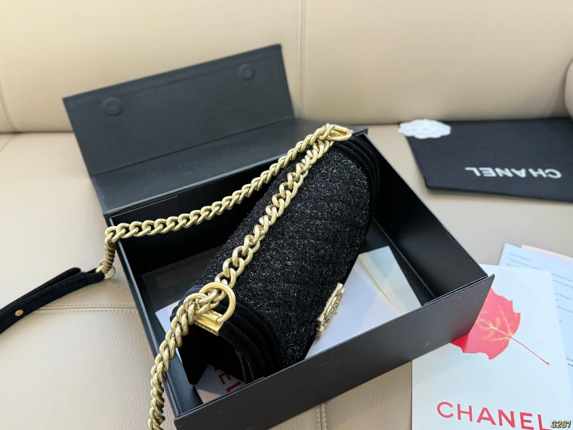 &yen;175折叠盒 香奈儿辣妈包 Chanel Leboy满满的小香风 可爱飒酷女孩必备 超级抢眼 Chanel 真叫人无法抗拒 尺寸：25 14