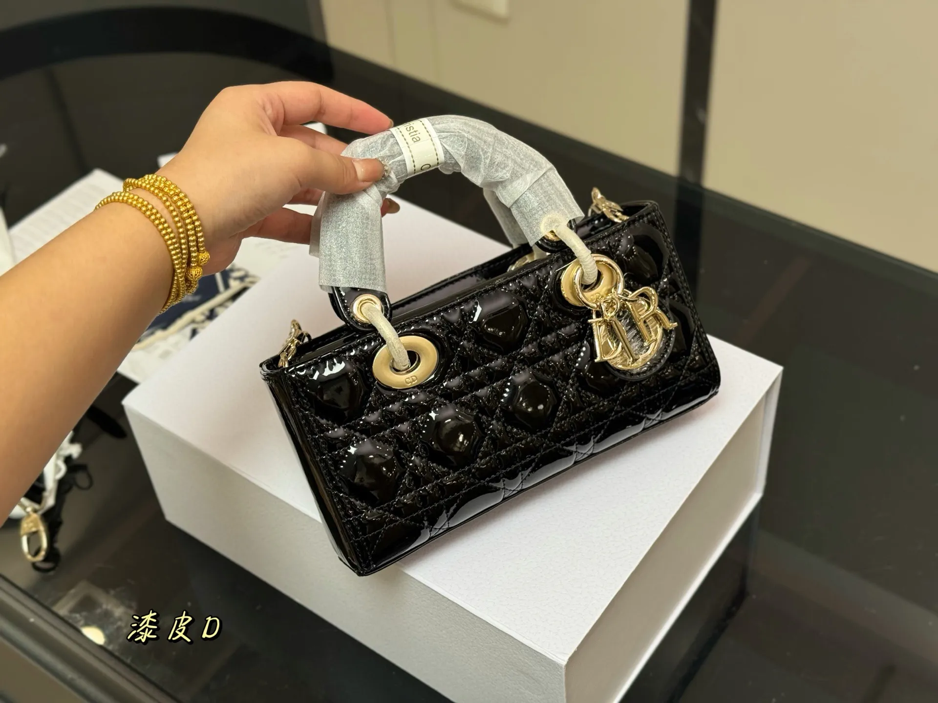 ¥195 配盒 迪奥lady漆皮 横版戴妃包 2025Dior款新包型 两根包带 我喜欢短的那根~ 一只很“我”的包爱了 尺寸:22.11cm