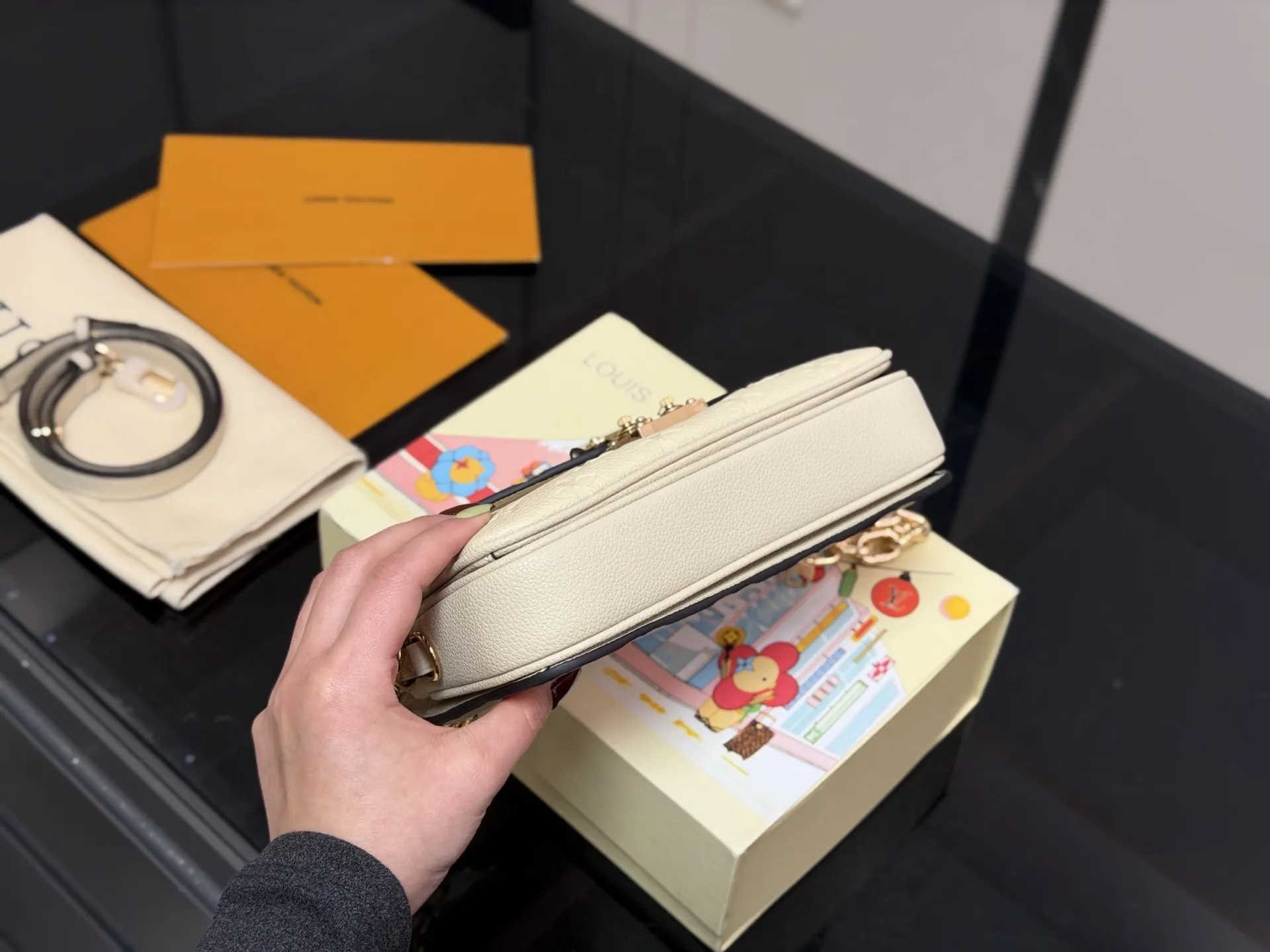 ¥200 配折叠盒 最新尺寸 :21×6×13cm Lv高品质 ‼️性价比超高 ‼️ 一定要好好看细节看五金看材质 新款邮差小号 East west 〰️ 配置链条和皮肩带⚠️