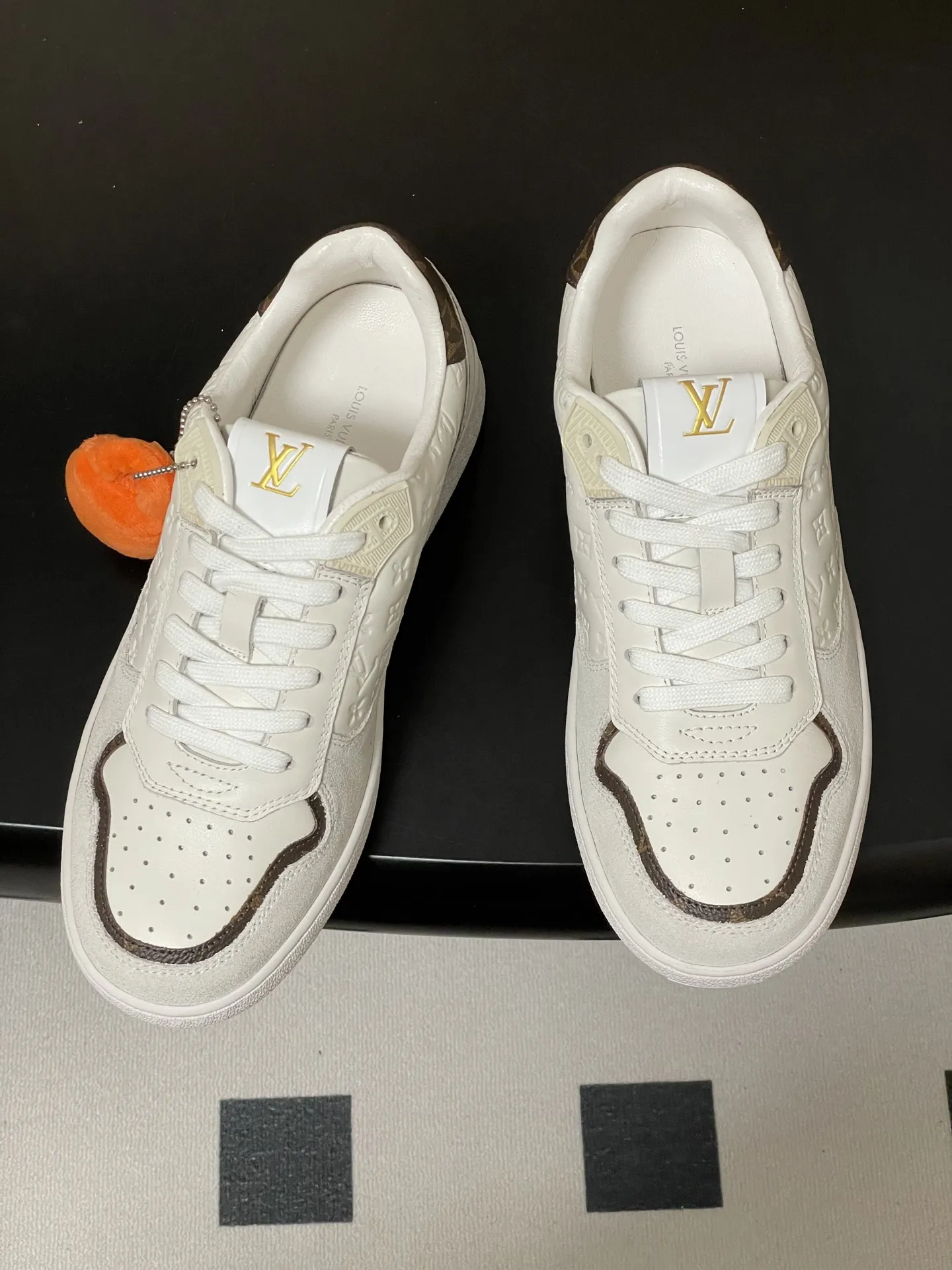 p310-（配高档飞机盒✈️） 2026春夏新款 LOUIS VUITTON 路易威登 LV STADIUM 运动鞋 系带休闲鞋老花板鞋 LVStadium运动鞋为柔软牛皮革局部压印 Monogram图案，再现复古设计风潮。Monogram 帆布饰边和鞋头镂孔汇聚工致细节，鞋舌饰以LV字母标签，外底抒写路易威登标识。 鞋面：牛反绒 内里垫脚：羊皮 鞋底：开模橡胶大底 码数：35-39（40.41定做不退换）