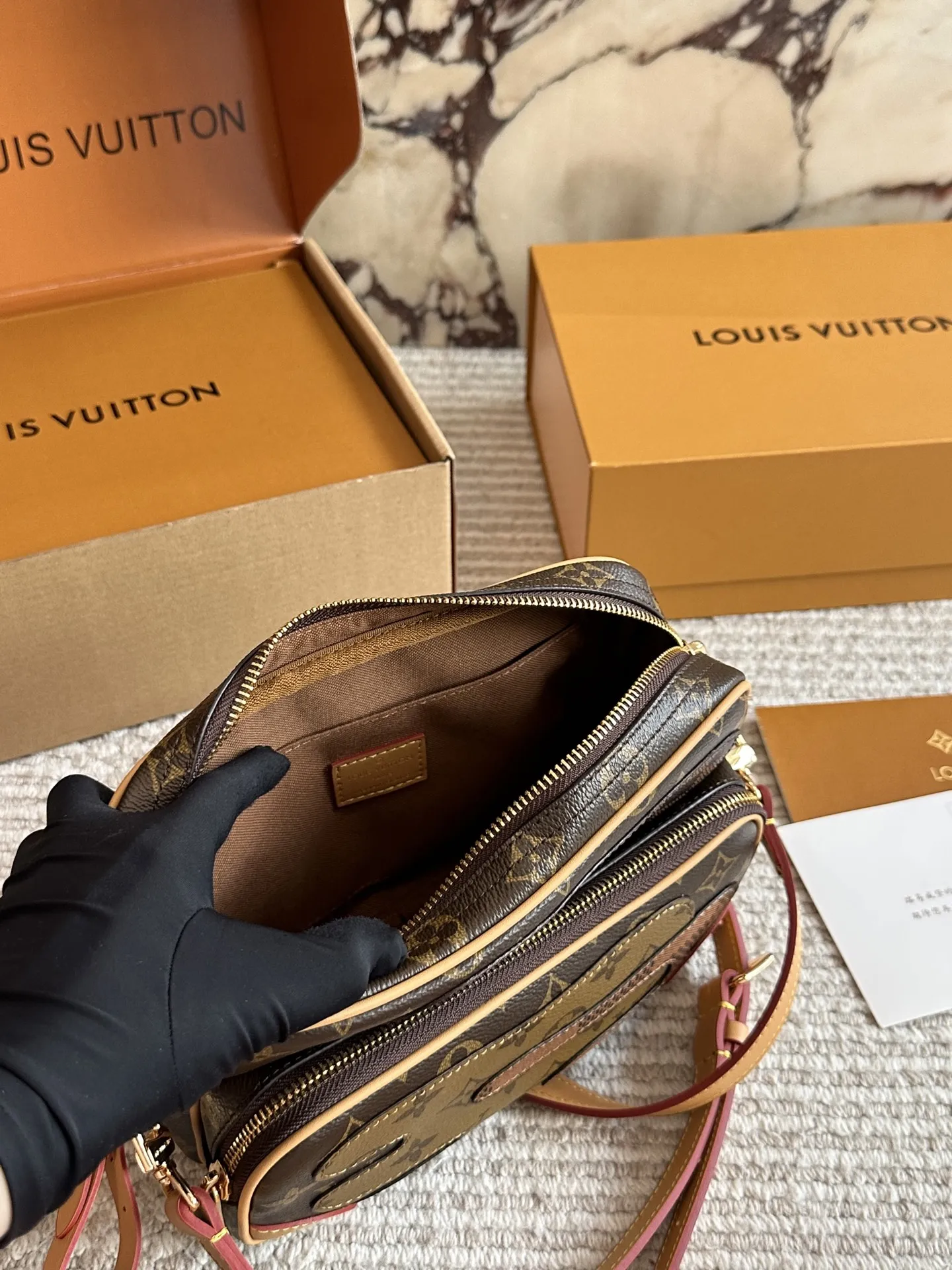 💰180 配盒🎁🎁🎁 size:25cm L家 相机包📷 百搭黑色入手了个男包 性价比真的很高 送男朋友的小姐姐们可以安排了 搜索🔍 lv