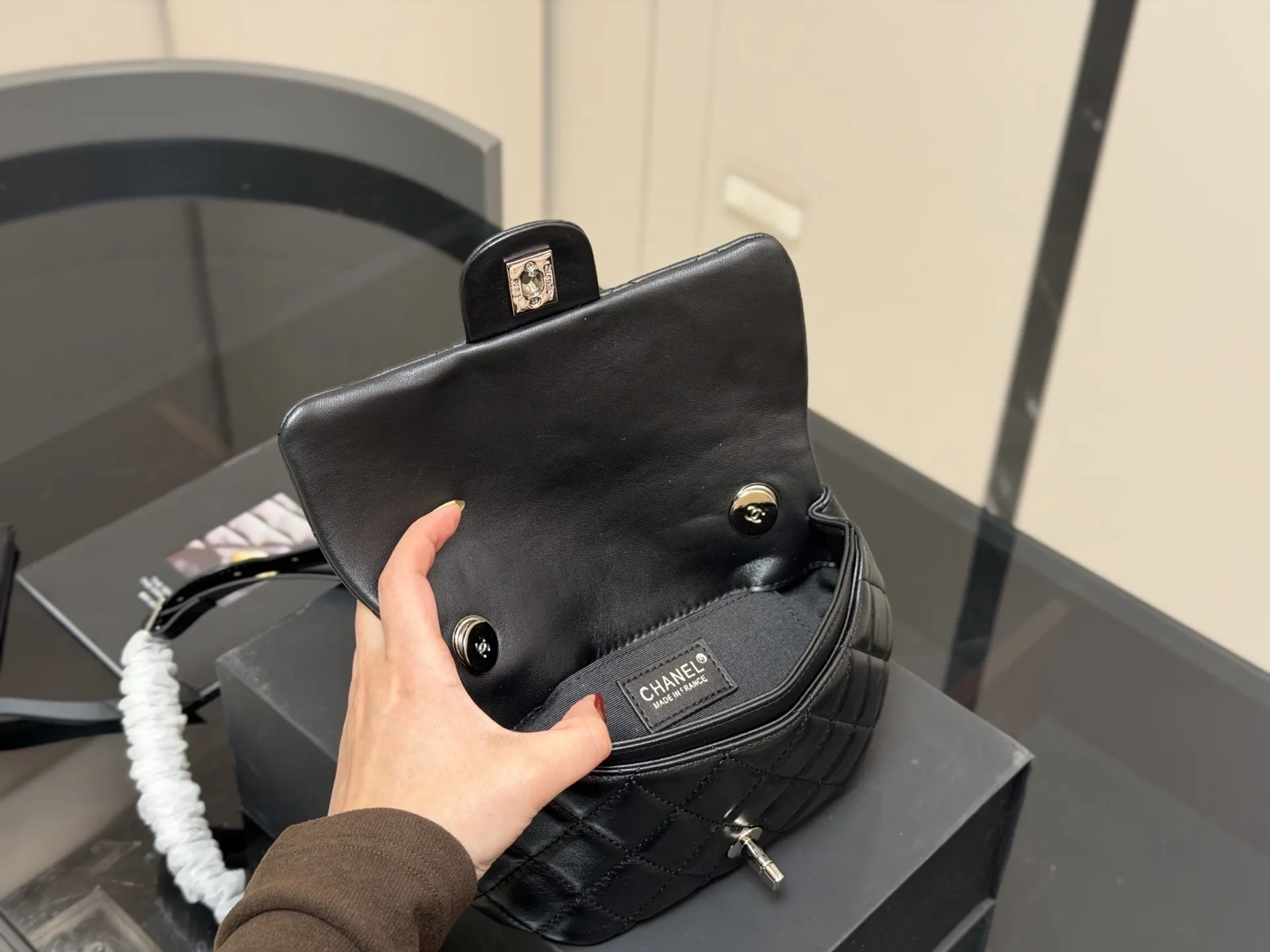 &yen;205 配折叠盒 香奈儿 胸包腰包 永远的百搭单品 上身绝美 这份质感 小仙女们值得拥有 尺寸:18.12cm