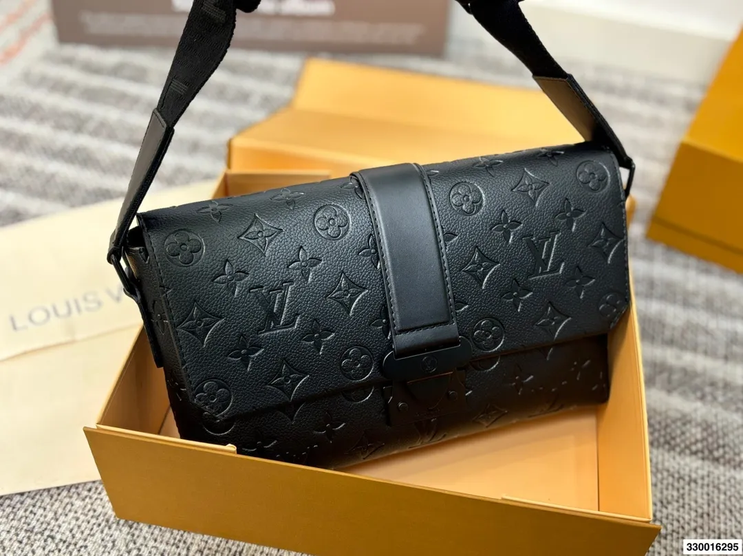 P145配折叠盒⚠️尺寸28.18 LV S Cape黑武士邮差包 日常通勤实用款，磁吸开合 高级又炫酷，就是硬帅 而且黑色很百搭，日常怎么搭配都不会出错 容量很nice，自重也很轻便 肩带也可以调节的哦！