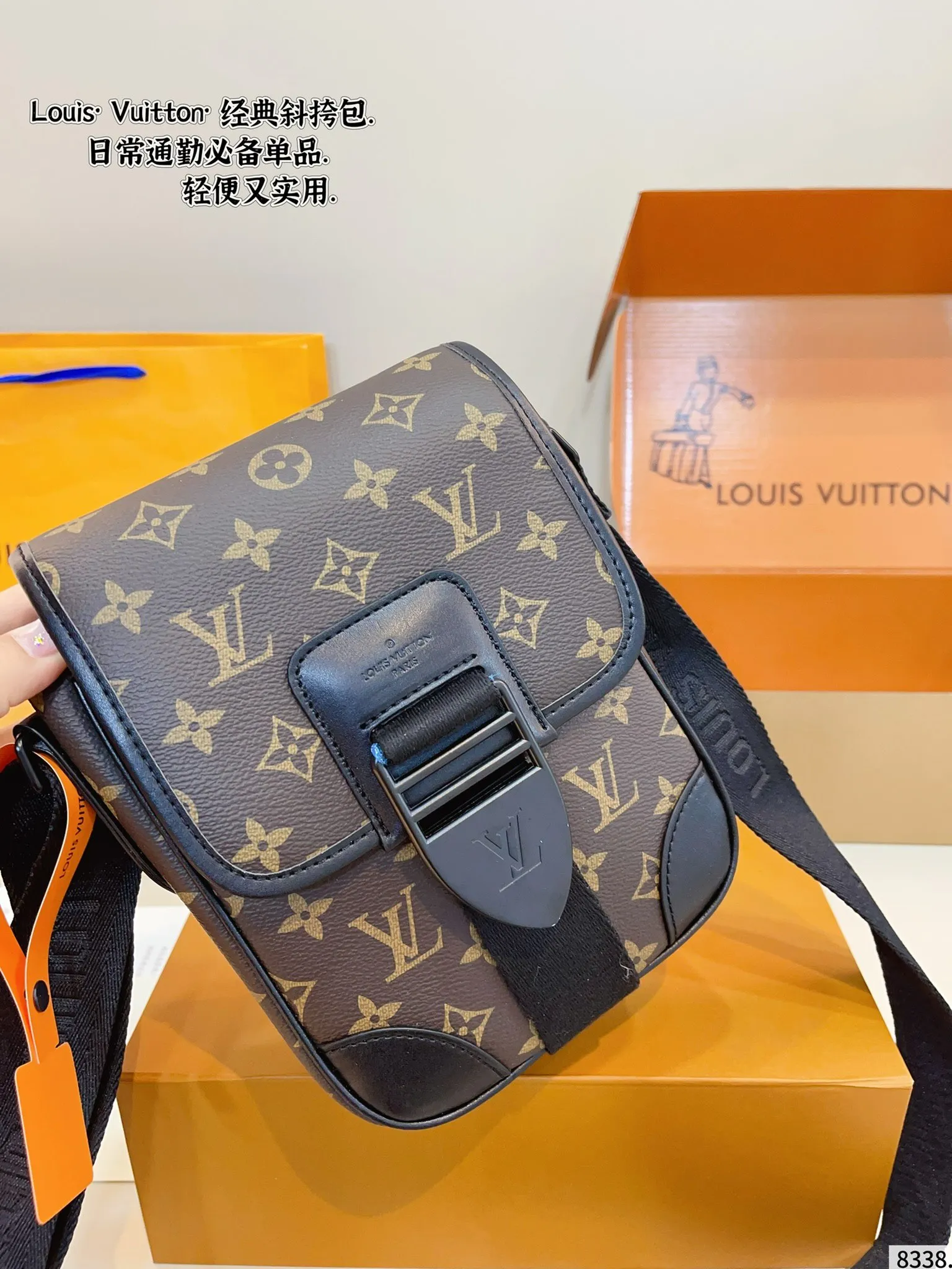 p150配礼盒🎁. 男生必入超经典LV 相机包测评! 又是一期Louis Vuitton男包推荐! LV 男包这两年不得不说!真的很精彩! 很多男包除了男生喜欢!女生也被疯狂种草! 今天推荐的这只Outdoor系列的单肩包/斜挎包真的经典又耐看!尺寸:15*7*23cm