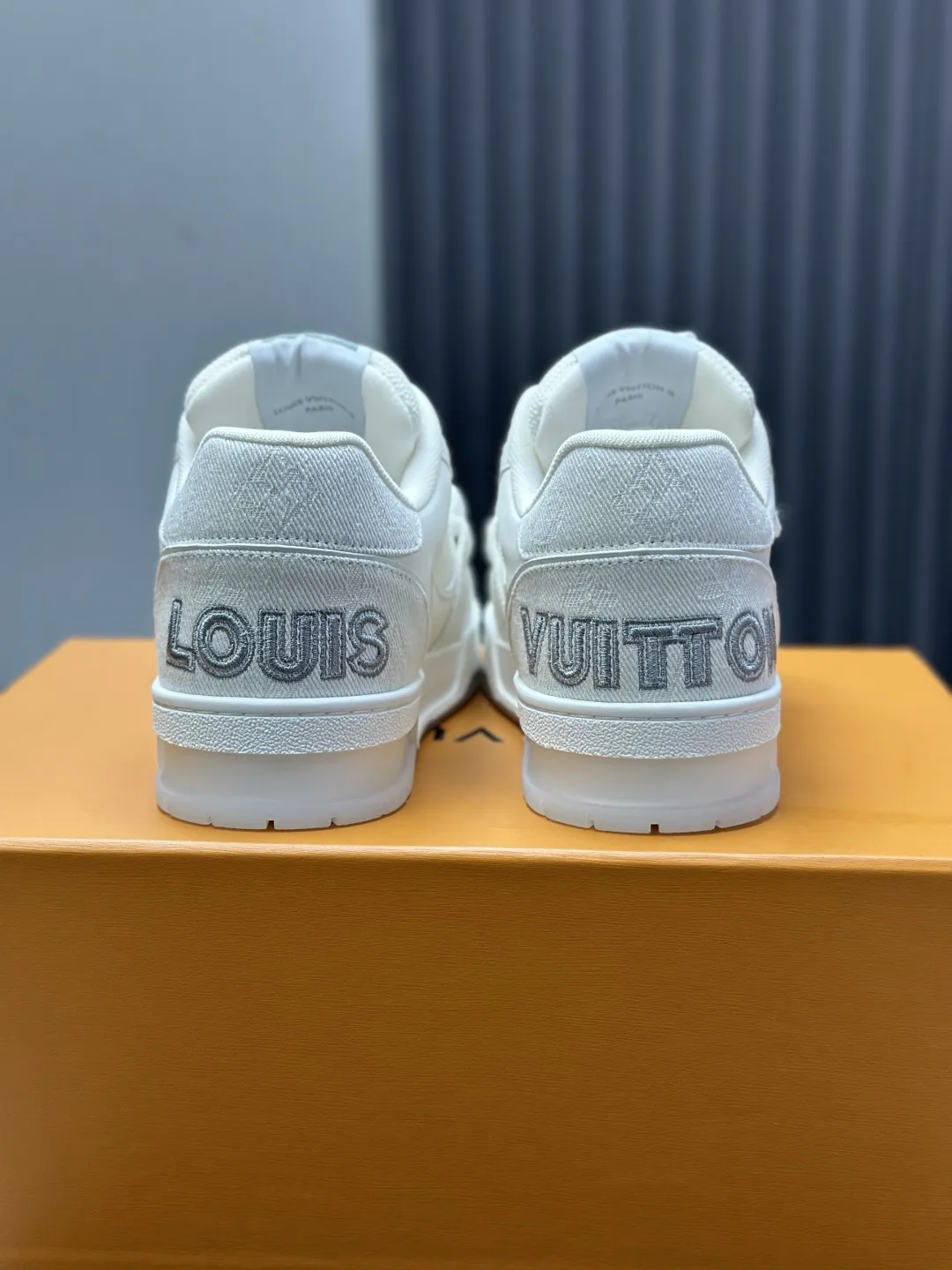 工厂直销¥300💰顶级版本 LV-路易威登-经典走秀新款 空胶工艺·原版1:1开发复刻!!上脚非常舒适 奢侈用料,做工精细,中底印有欧洲制造英文字母 鞋面由意大利进口小牛皮拼接,侧边饰有品牌LOGO标志及签名,最新乳胶垫脚➕网布内里,脚感超舒适。原厂特供原版双色TPU组合大底。套包工艺 固特异缝合锁边 面料:独家定制头层牛皮 配件:独家私模Vuitton 标识, 内里:定制丝滑网里-头层丝绸牛皮内里 大底:TPU组合大底耐磨防滑防黄 垫脚:新款乳胶垫-网纱吸汗 专柜工艺:全电脑针车拉线 鞋头 后套 冷热定型 全套拉帮套楦中低logo花纹 专柜包装 -鞋带 证书 卡片 说明书 合格证 防尘袋 全网最齐包装 女款35-40男款38-46(38/46订做不退换!