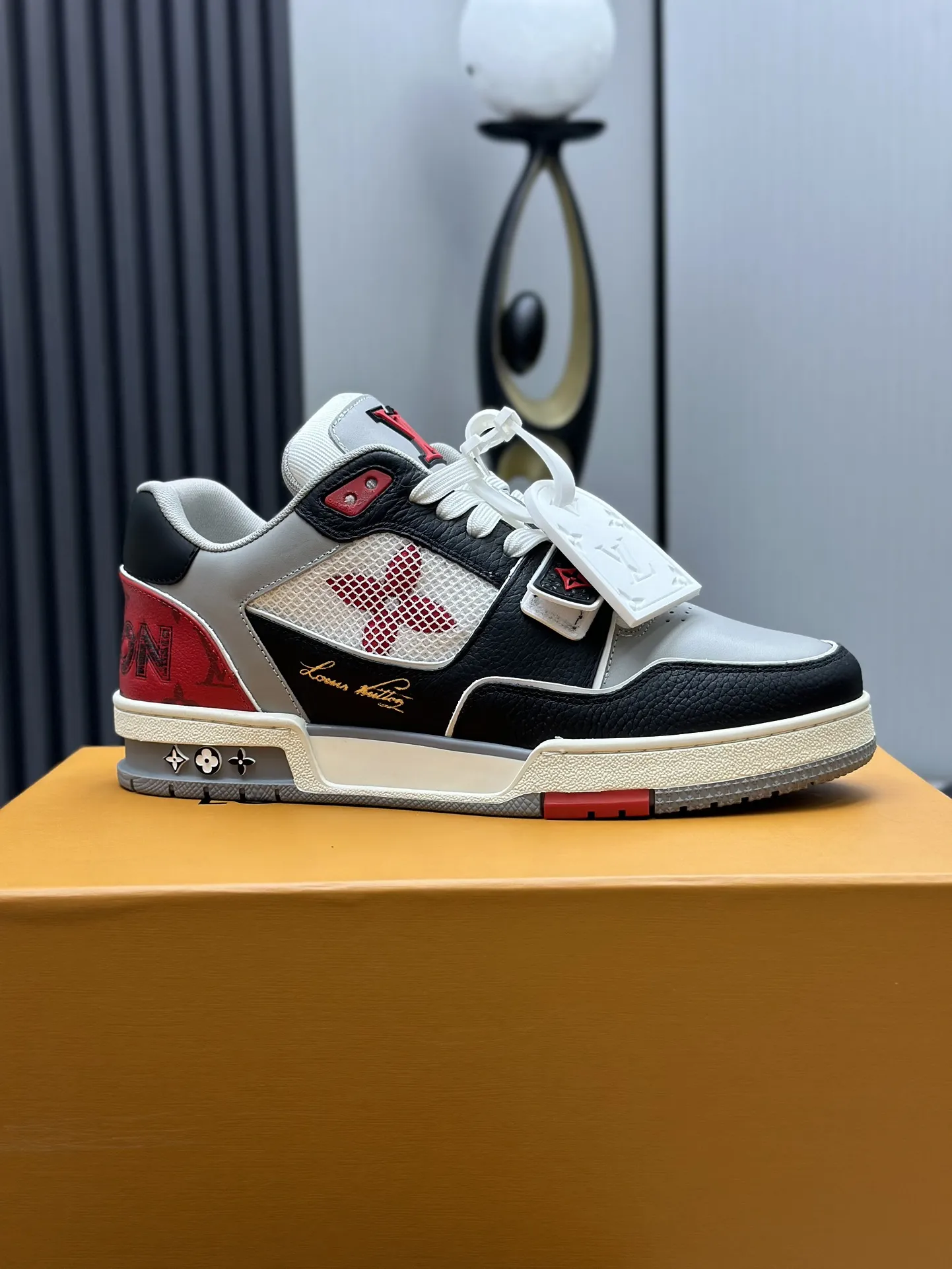 工厂直销¥300💰顶级版本 LV-路易威登-经典走秀新款 空胶工艺·原版1:1开发复刻!!上脚非常舒适 奢侈用料,做工精细,中底印有欧洲制造英文字母 鞋面由意大利进口小牛皮拼接,侧边饰有品牌LOGO标志及签名,最新乳胶垫脚➕网布内里,脚感超舒适。原厂特供原版双色TPU组合大底。套包工艺 固特异缝合锁边 面料:独家定制头层牛皮 配件:独家私模Vuitton 标识, 内里:定制丝滑网里-头层丝绸牛皮内里 大底:TPU组合大底耐磨防滑防黄 垫脚:新款乳胶垫-网纱吸汗 专柜工艺:全电脑针车拉线 鞋头 后套 冷热定型 全套拉帮套楦中低logo花纹 专柜包装 -鞋带 证书 卡片 说明书 合格证 防尘袋 全网最齐包装 女款35-40男款38-46(38/46订做不退换!