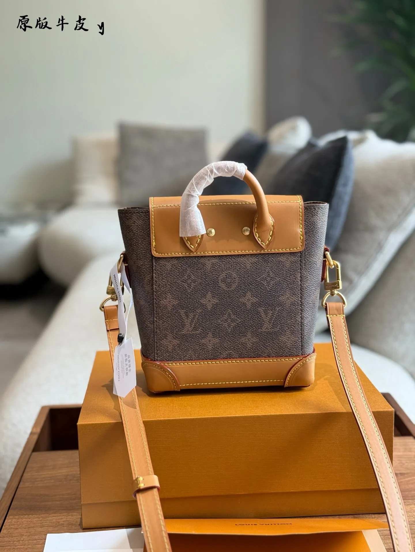 p215 Lv新款男包这两个色都好好看 Pharrell Williams采用LV Colorado粒面牛皮革打造 Steamer 15手袋，以紧凑构型实现便捷随行。正面锁扣镂 刻Louis YuittonMarque Deposee标识，与珠链设计相得益彰。系上可调节皮革肩带，肩背斜挎随心切换。本款 Steamer 15手袋令钱夹尺寸呈现Steamer手袋的潮流构型，再以顶部手柄、加固包角和底座延续传统元素，展现 Pharrell Williams的灵动巧思。非功能性挂锁抒写Louis . VuittonMarque Deposee标识，取代系列一贯的链条与饰针开合。 尺寸: 16.5x20x 8.5厘米(长度x高x宽)