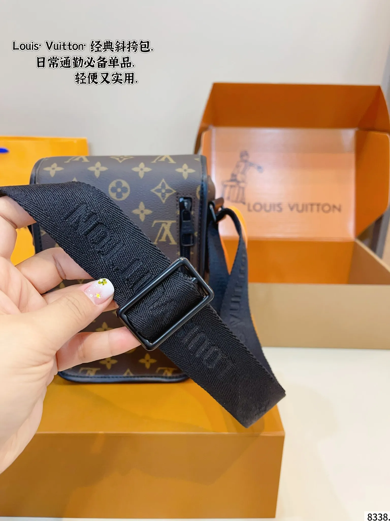 p150配礼盒🎁. 男生必入超经典LV 相机包测评! 又是一期Louis Vuitton男包推荐! LV 男包这两年不得不说!真的很精彩! 很多男包除了男生喜欢!女生也被疯狂种草! 今天推荐的这只Outdoor系列的单肩包/斜挎包真的经典又耐看!尺寸：15*7*23cm