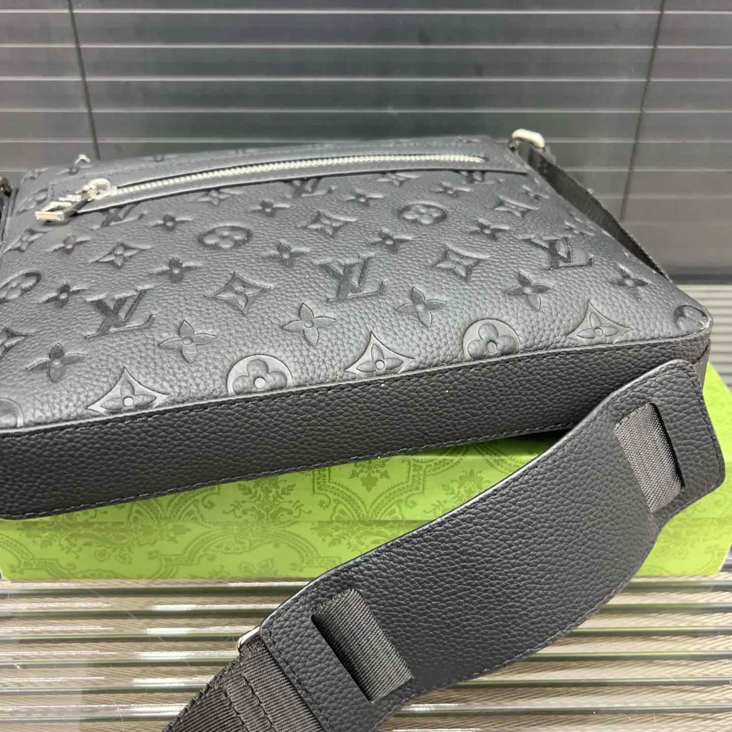 P165 Louisvuitton 路易威登 牛皮单肩包 男包 斜挎包 采用精湛镶嵌细工,经典百搭 实物拍摄 原厂原版面料 高端品质 配送防尘袋 23 x 25cm。