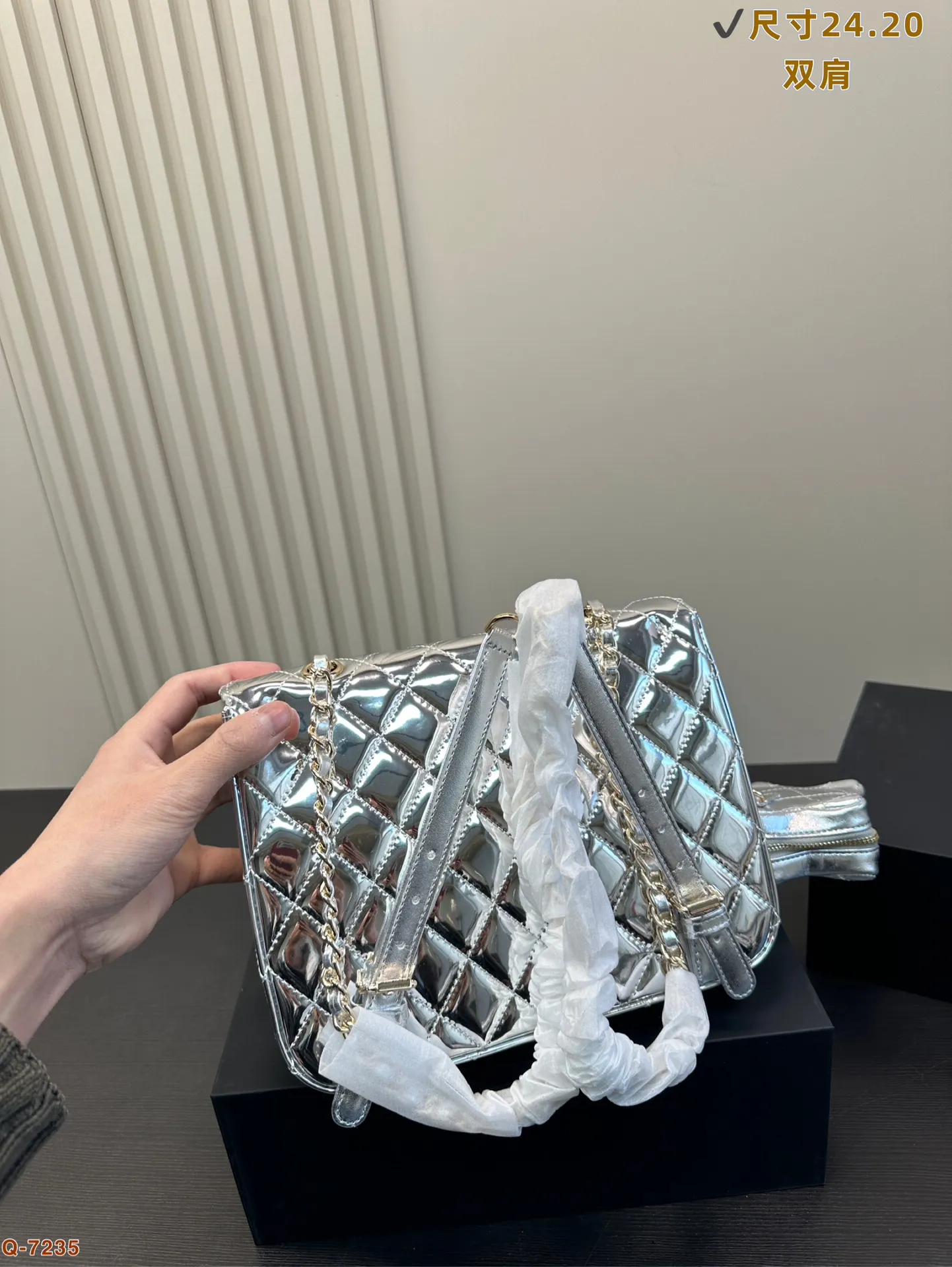 香奈儿CHANEL 双子星双肩包 实物太有趣了 满满的复古可爱感 颜色真有心情大好的活力魅力 配合着新年氛围 更要开开心心迎接岁末呀尺寸