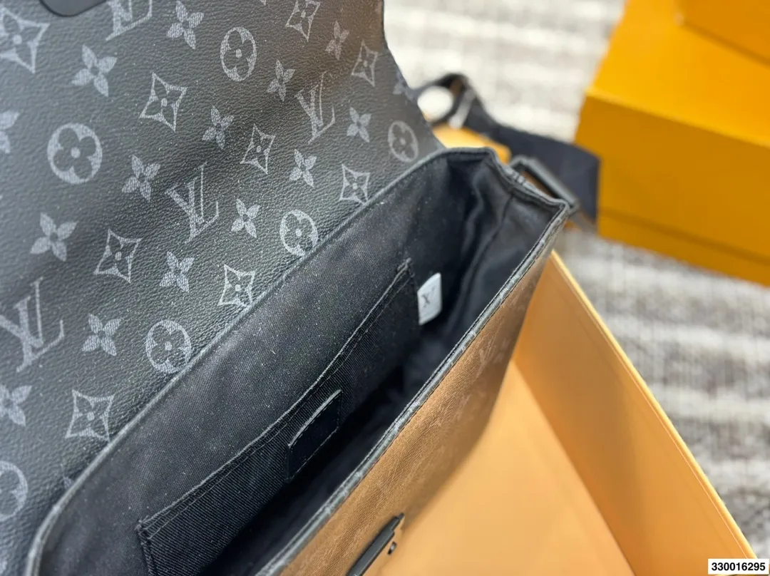 P145配折叠盒⚠️尺寸28.18 LV S Cape黑武士邮差包 日常通勤实用款，磁吸开合 高级又炫酷，就是硬帅 而且黑色很百搭，日常怎么搭配都不会出错 容量很nice，自重也很轻便 肩带也可以调节的哦！