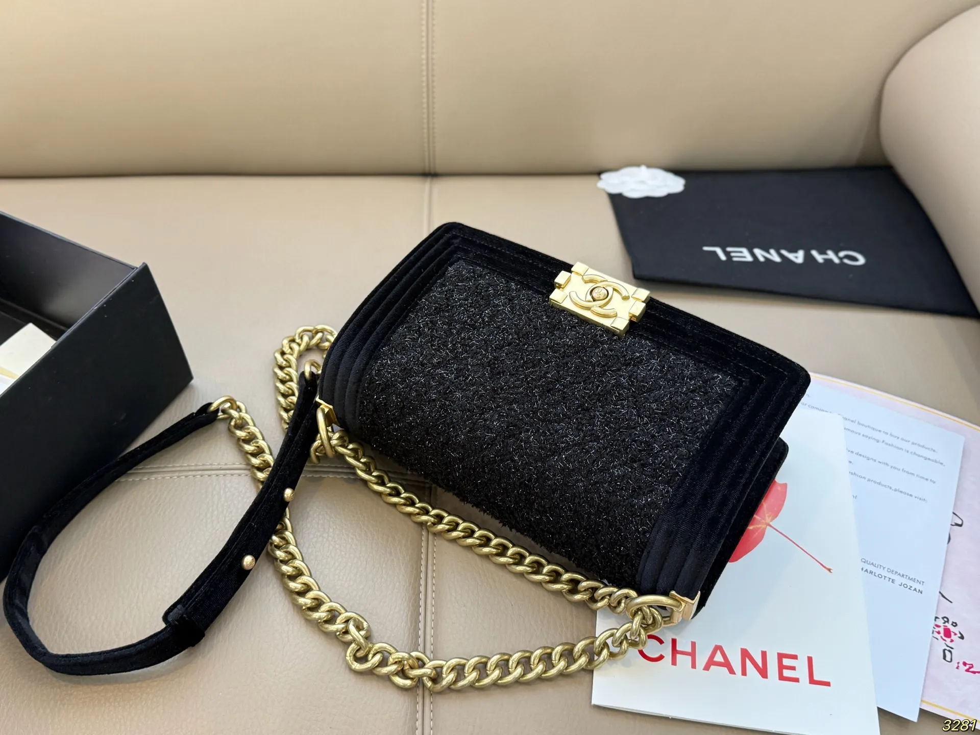 ¥175折叠盒 香奈儿辣妈包 Chanel Leboy满满的小香风 可爱飒酷女孩必备 超级抢眼 Chanel 真叫人无法抗拒 尺寸:25 14