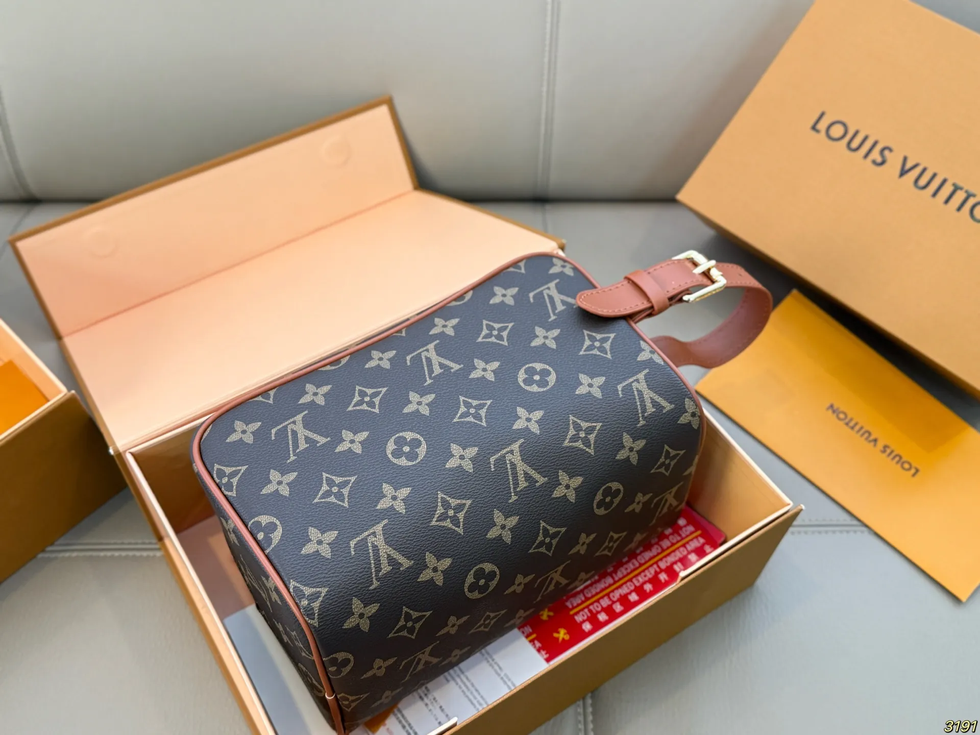 ¥105折叠盒 限量LV/路易威登 男包洗漱包手提包 超实用化妆包 各大牌明星酷爱的一款 尺寸 22 13