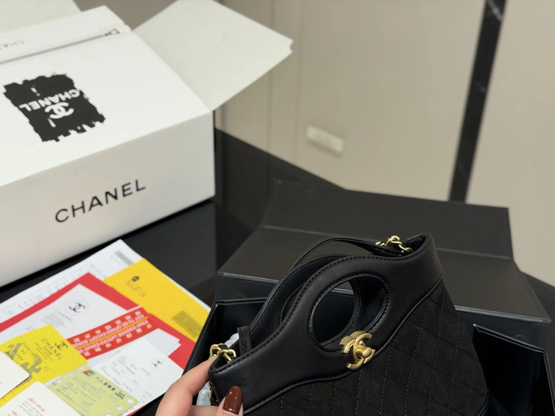 &yen;175 配折叠盒飞机盒 size：23*19cm 香奈儿 值得入手的31bagmini Chanel又又又复刻了 新款31bag出了minisize 这谁顶得住! 小香真爱粉必入啊! 一包难求！