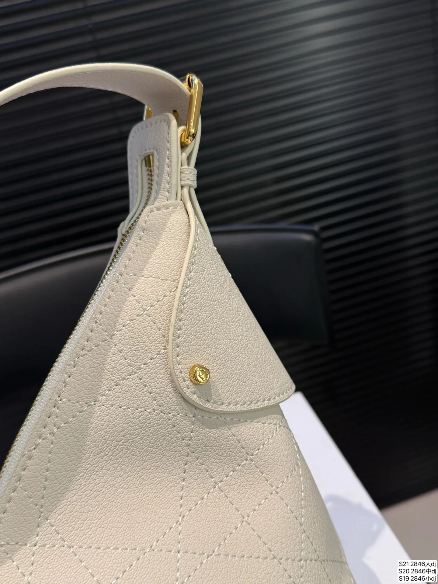 大号P155 中号P150 小号P145 迪奥Dior Voyage也太上镜了叭～ 慵懒的Hobo包型低调又高级！ V字包口设计，即使去比较冷的地方穿着厚外套，背着也不会卡美美摆造型，出片不用愁，巨能装！手机相机口红全塞下，旅行逛街轻便又能打～ 🔍迪奥新品，尺寸大号36 23 中28 18 小号21 26 货号2846