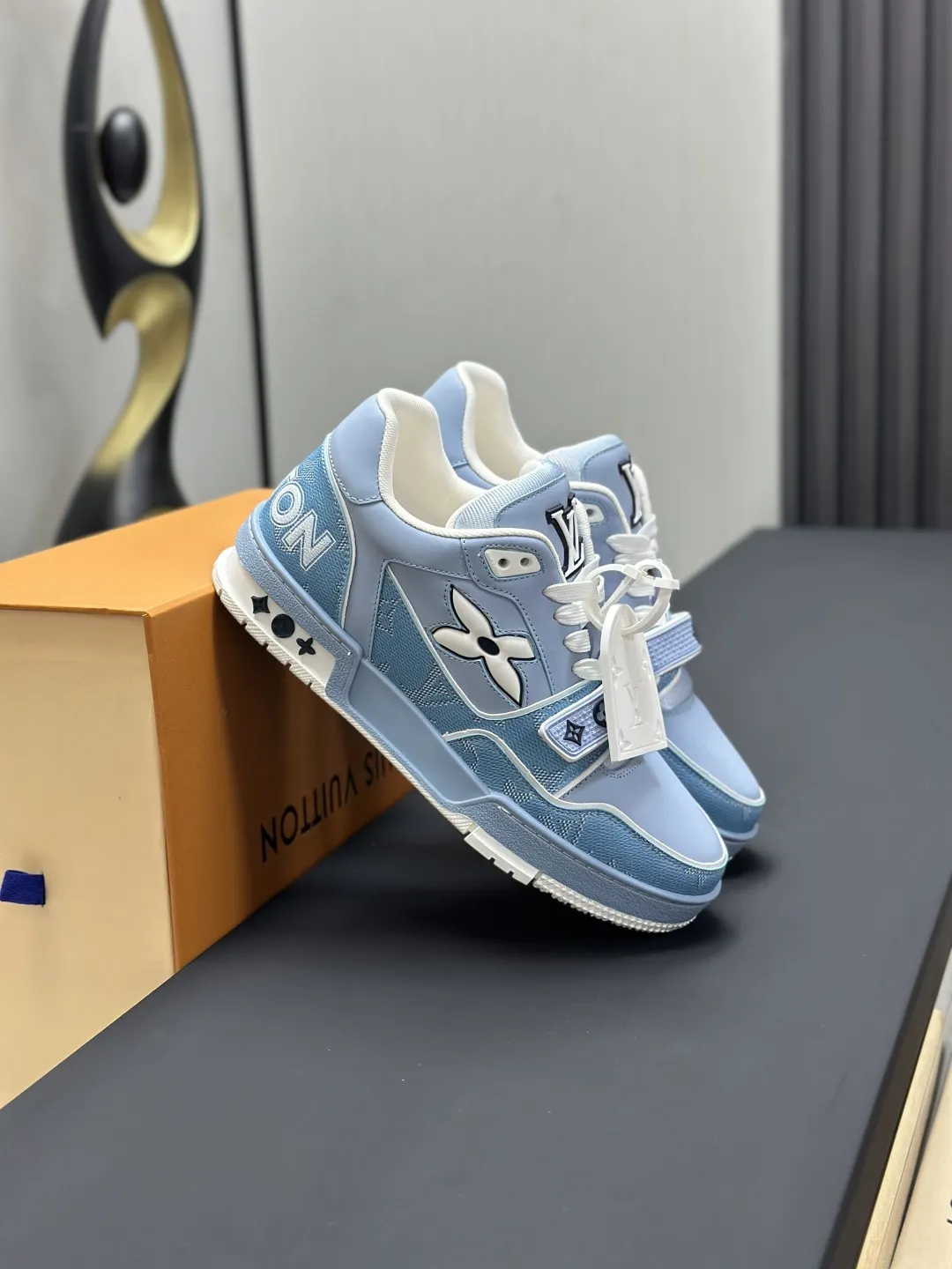 工厂直销&yen;300💰顶级版本 LV-路易威登-经典走秀新款 空胶工艺&middot;原版1：1开发复刻！！上脚非常舒适 奢侈用料，做工精细，中底印有欧洲制造英文字母 鞋面由意大利进口小牛皮拼接，侧边饰有品牌LOGO标志及签名，最新乳胶垫脚➕网布内里，脚感超舒适。原厂特供原版双色TPU组合大底。套包工艺 固特异缝合锁边 面料:独家定制头层牛皮 配件:独家私模Vuitton 标识， 内里:定制丝滑网里-头层丝绸牛皮内里 大底:TPU组合大底耐磨防滑防黄 垫脚:新款乳胶垫-网纱吸汗 专柜工艺:全电脑针车拉线 鞋头 后套 冷热定型 全套拉帮套楦中低logo花纹 专柜包装 -鞋带 证书 卡片 说明书 合格证 防尘袋 全网最齐包装 女款35-40男款38-46（38/46订做不退换！